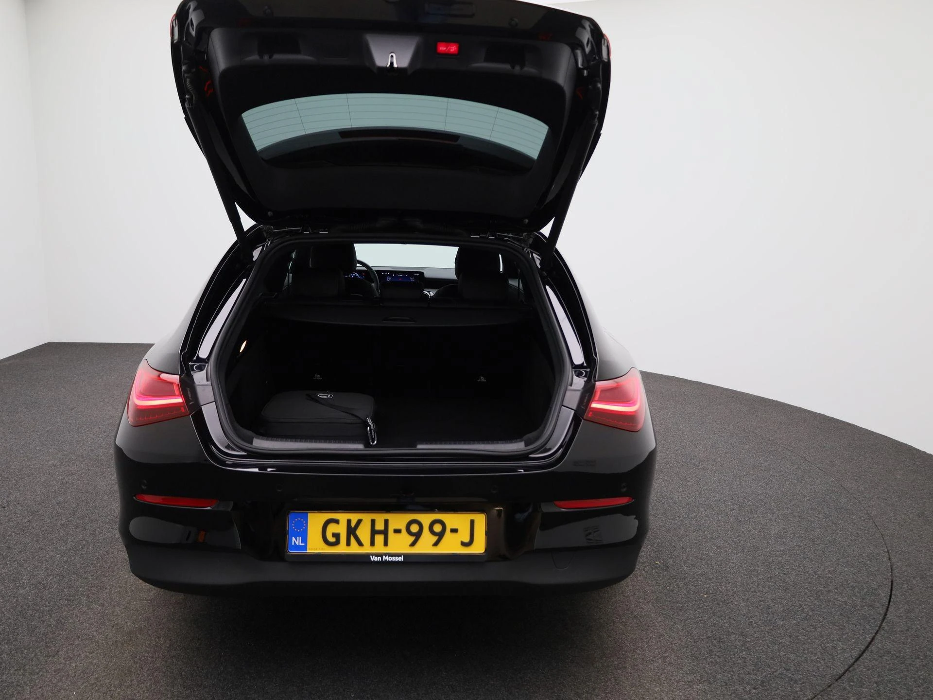 Mercedes-Benz-CLA-image-10