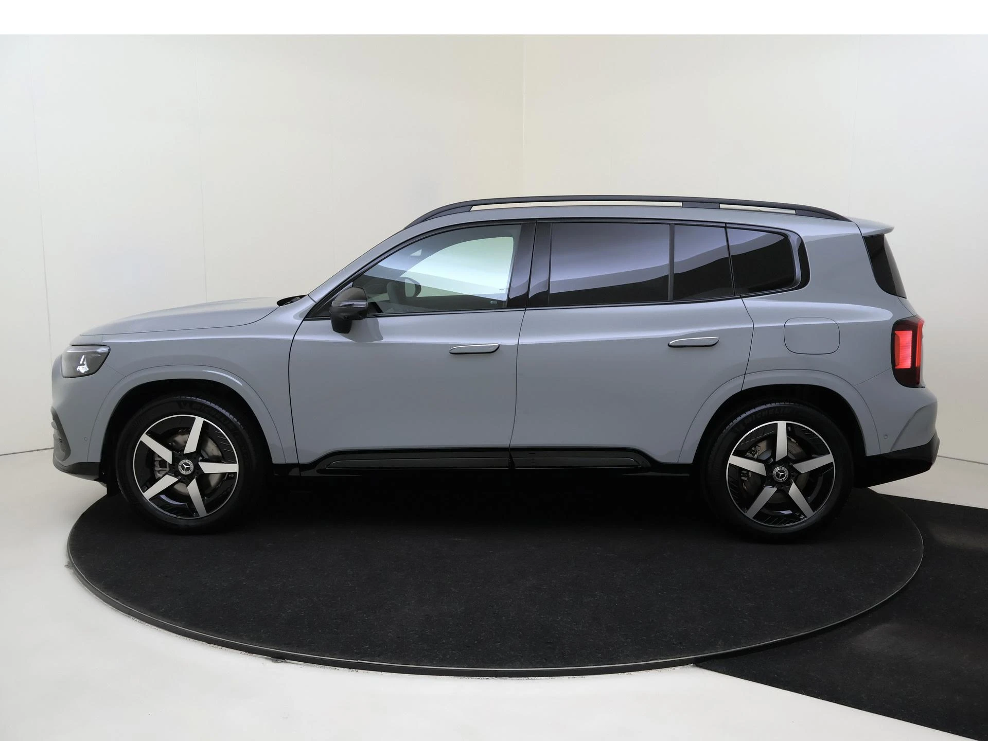 Mercedes-Benz-GLB-image-7