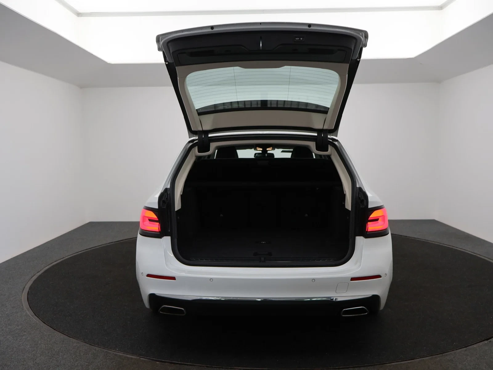 BMW Série 5 SW (G31LCI) Touring 520iA 184PK *AUTOMAAT*PANO DAK*LEDER*SFEERVERLICHTING*NAVI*BLTH*CRUISE*APP CONNECT*FULL LED*...