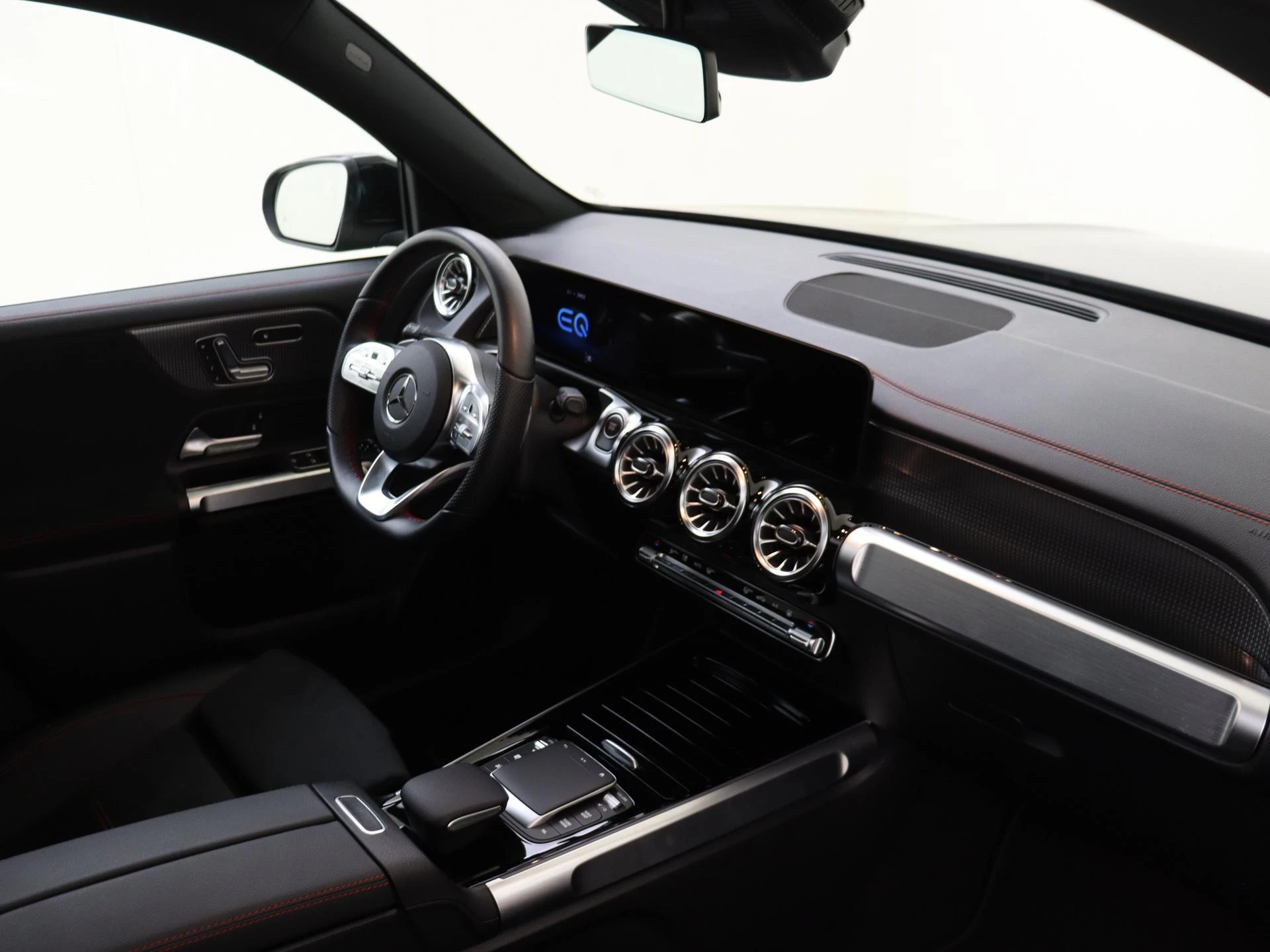 Mercedes-Benz-EQB-image-4