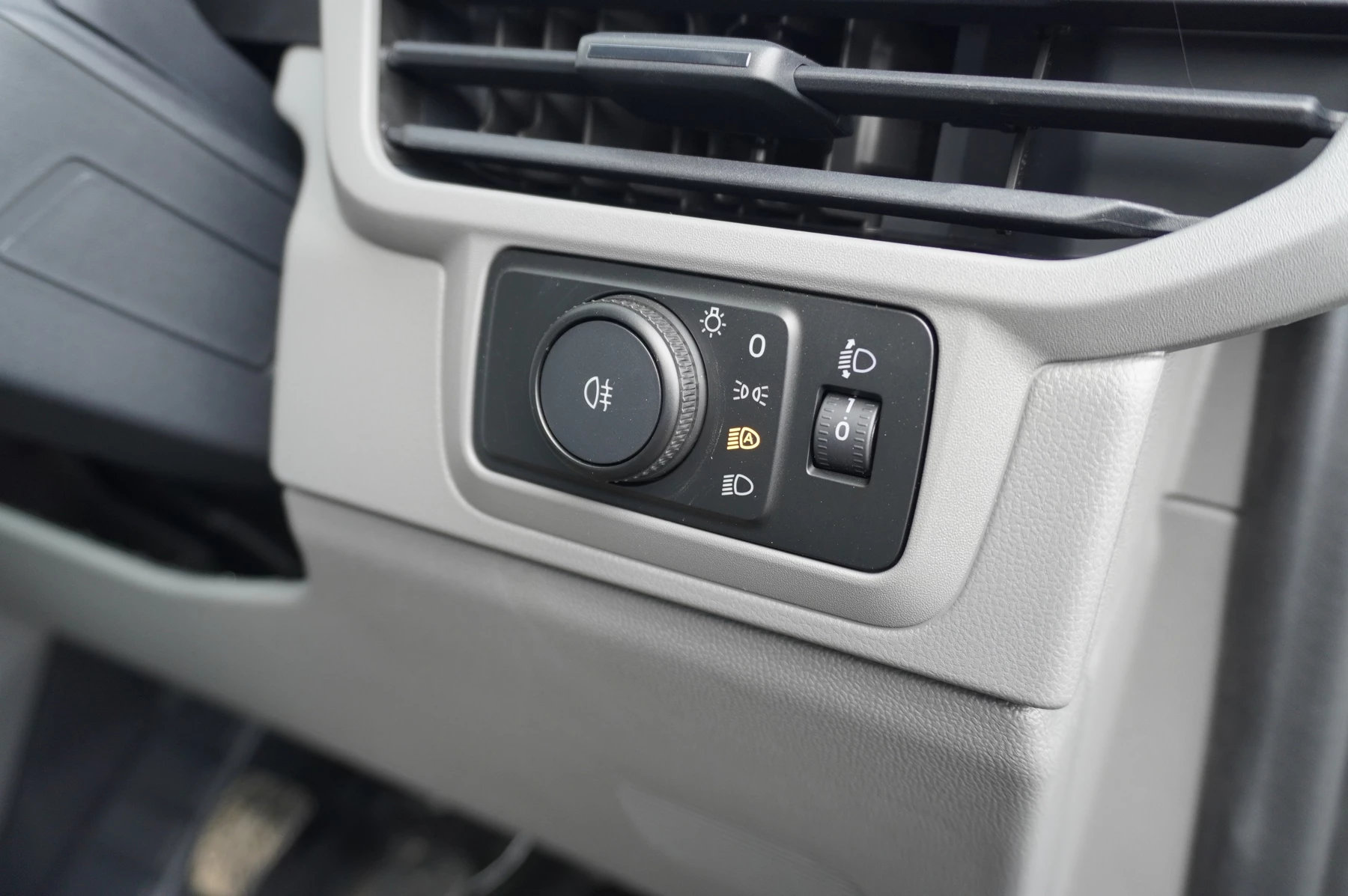Volkswagen-Transporter-image-19