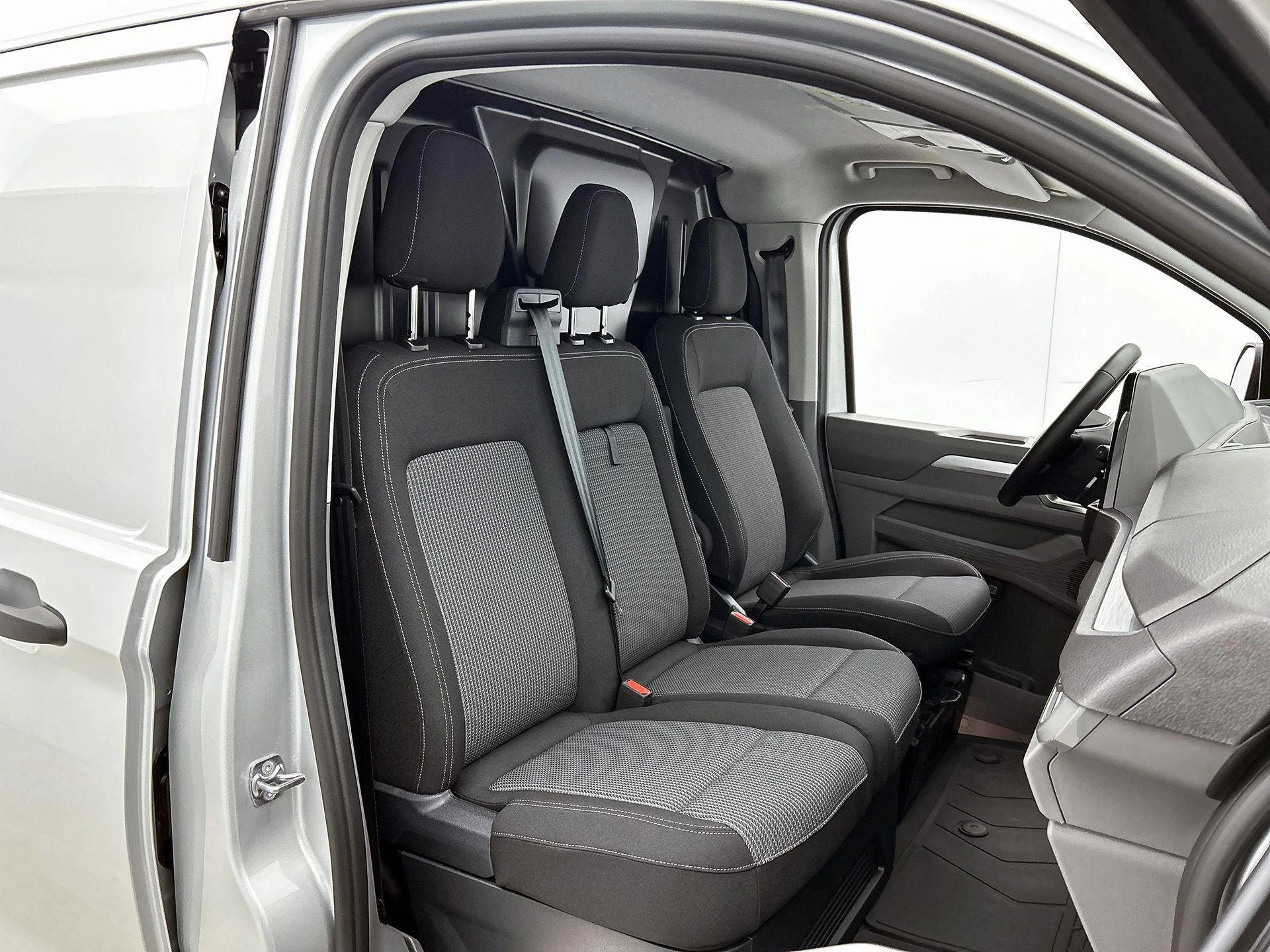 Volkswagen-e-Transporter-image-32