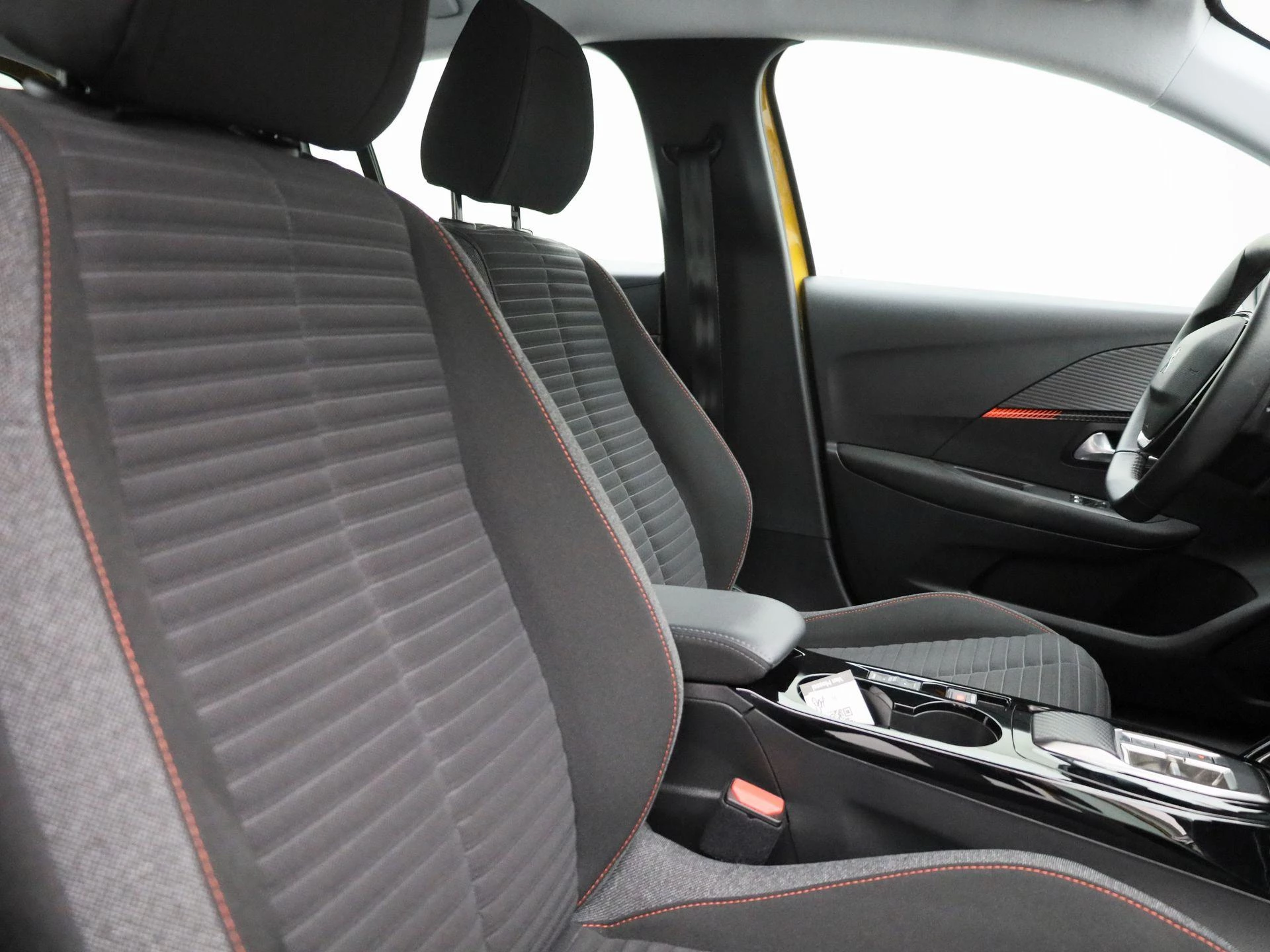 Peugeot-e-208-image-28