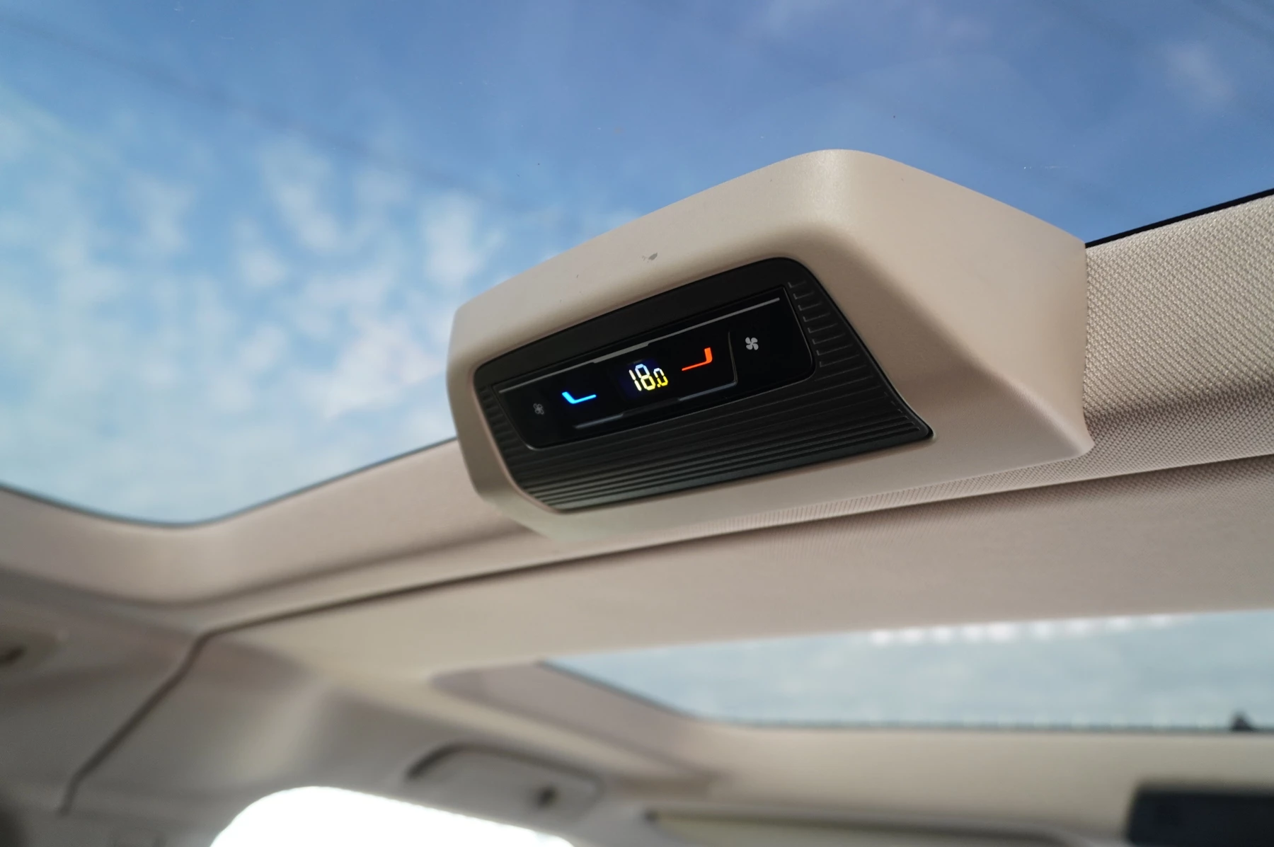 Volkswagen-Multivan-image-13