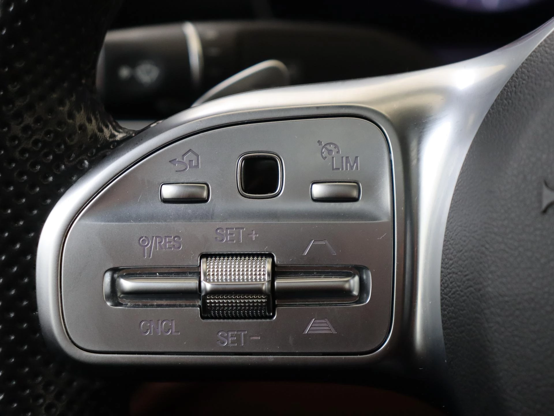 Mercedes-Benz-E-Klasse-image-12