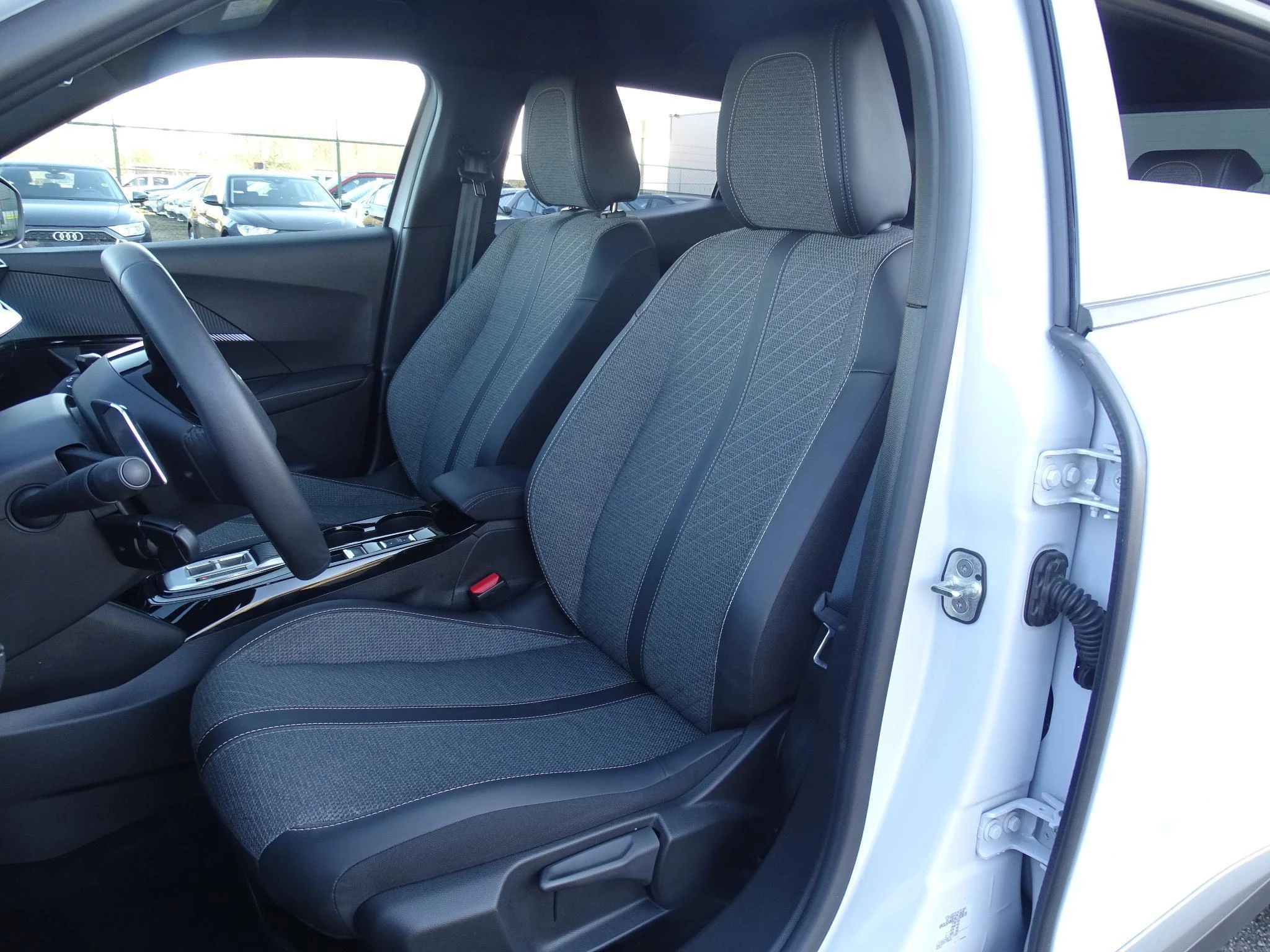 Peugeot 2008 1.2 HYBRID 145 e-DSC6 Allure