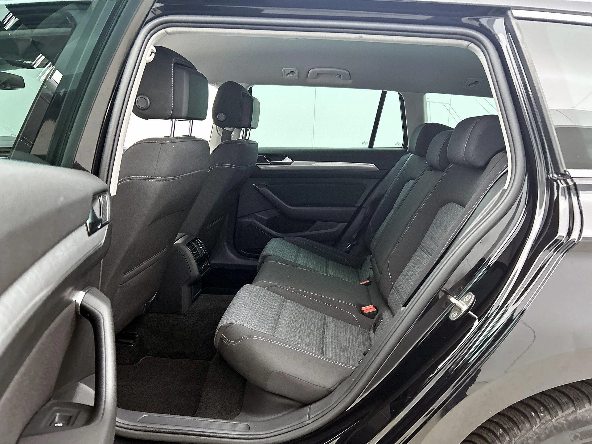 Volkswagen-Passat-image-25