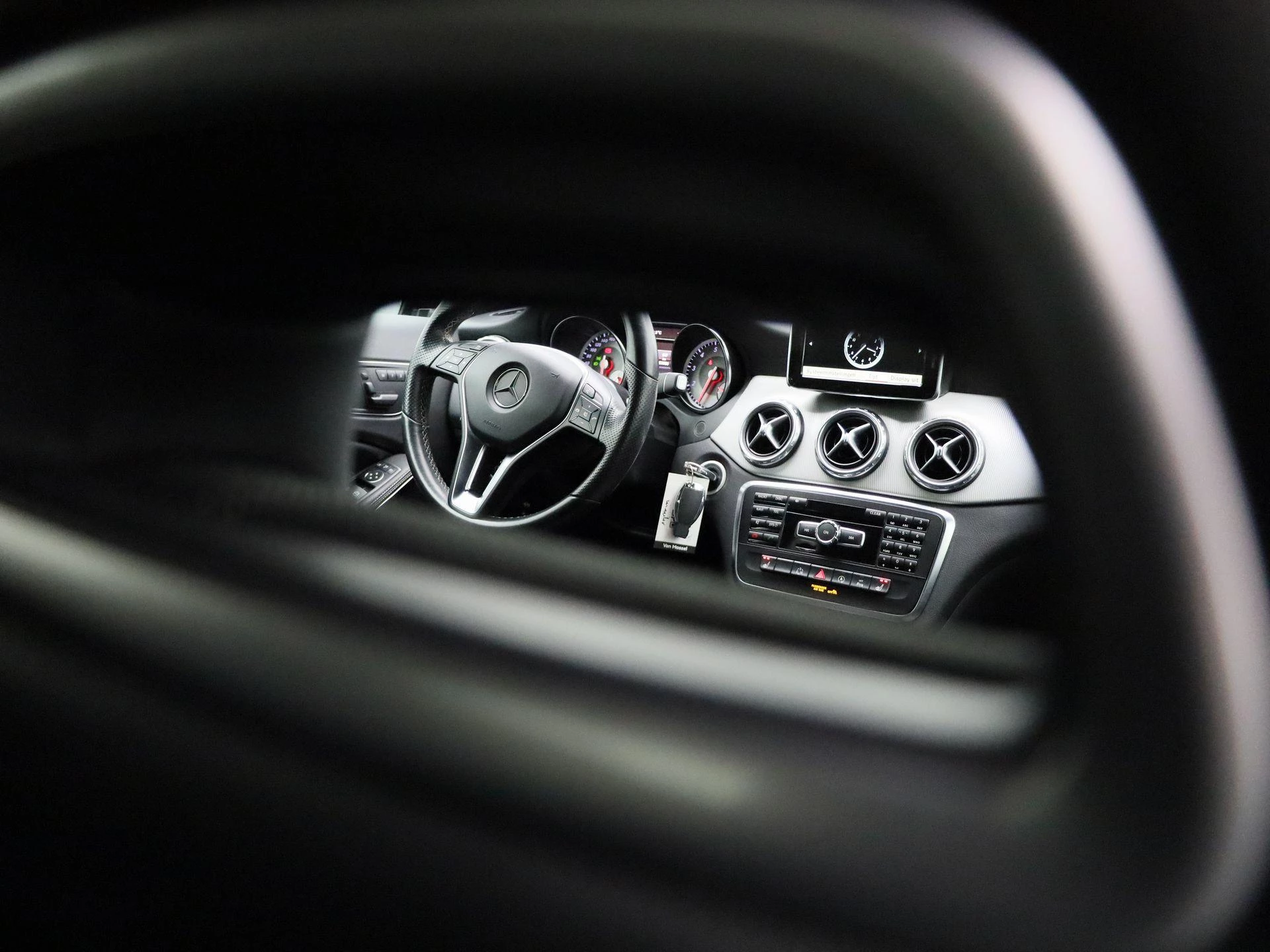 Mercedes-Benz-GLA-image-38