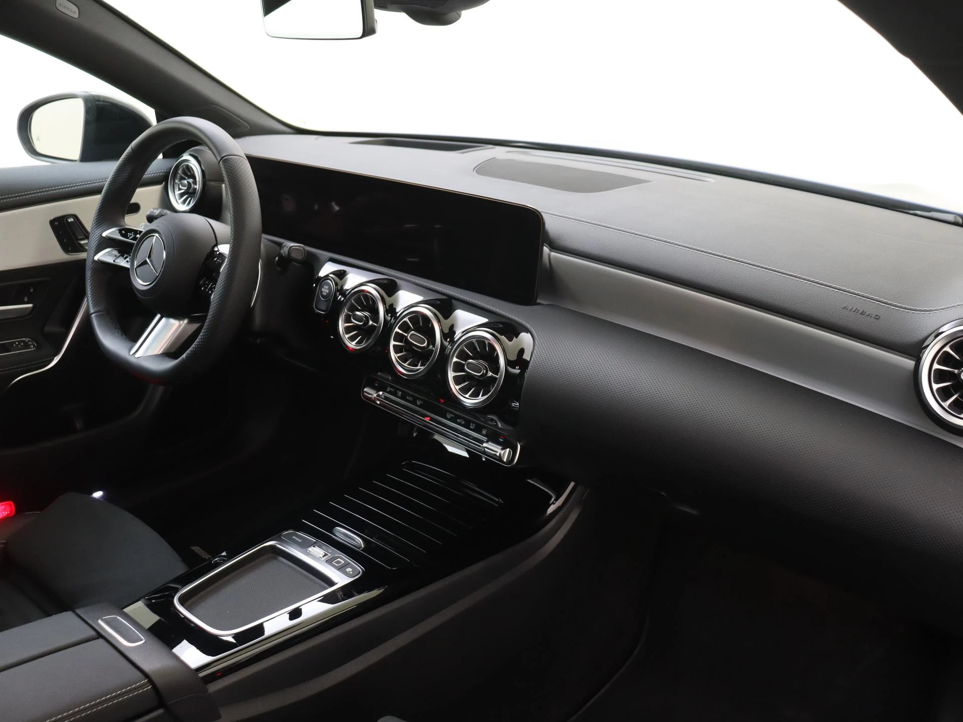 Mercedes-Benz-CLA-image-4