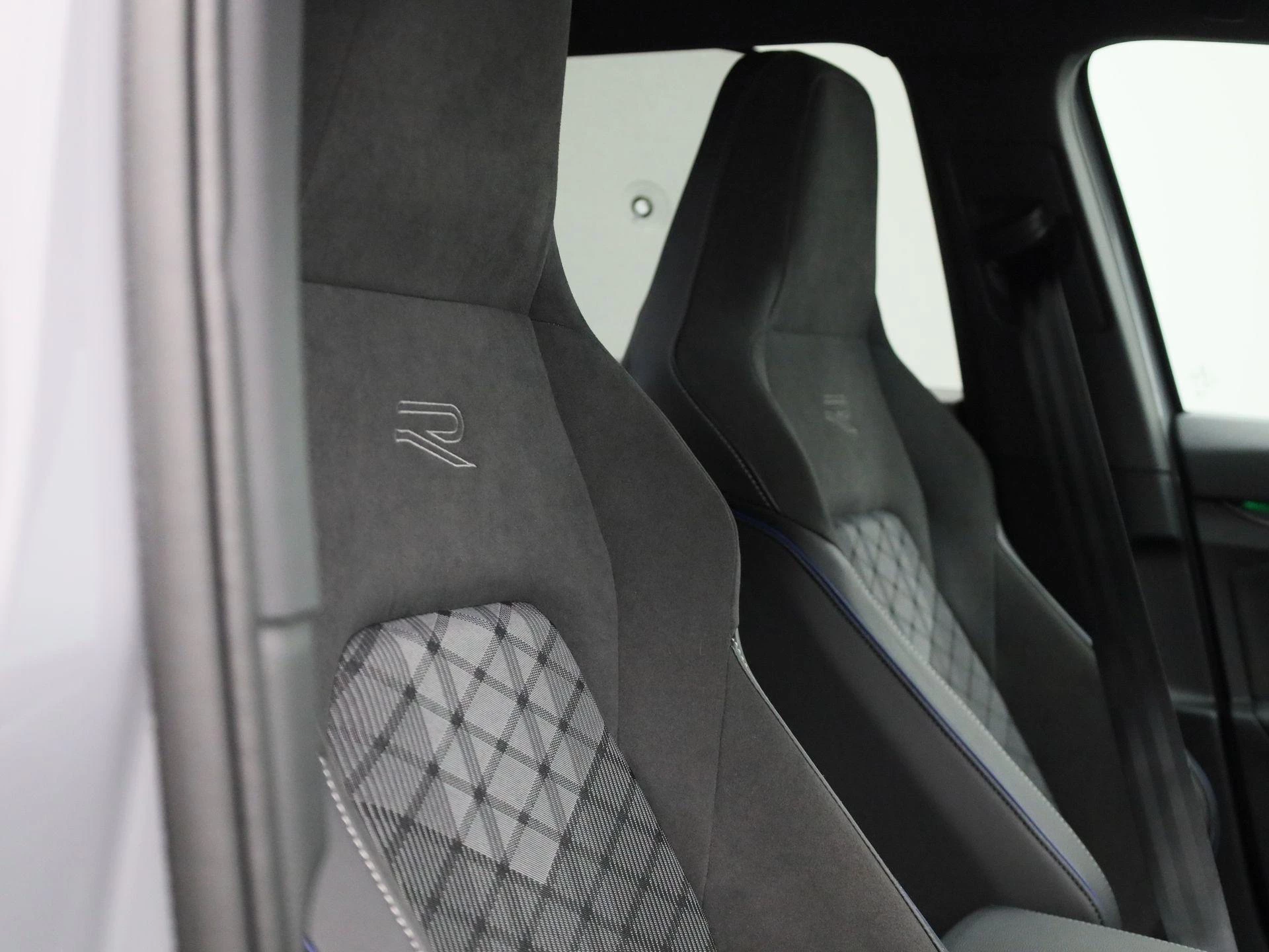 Volkswagen-Golf-image-37