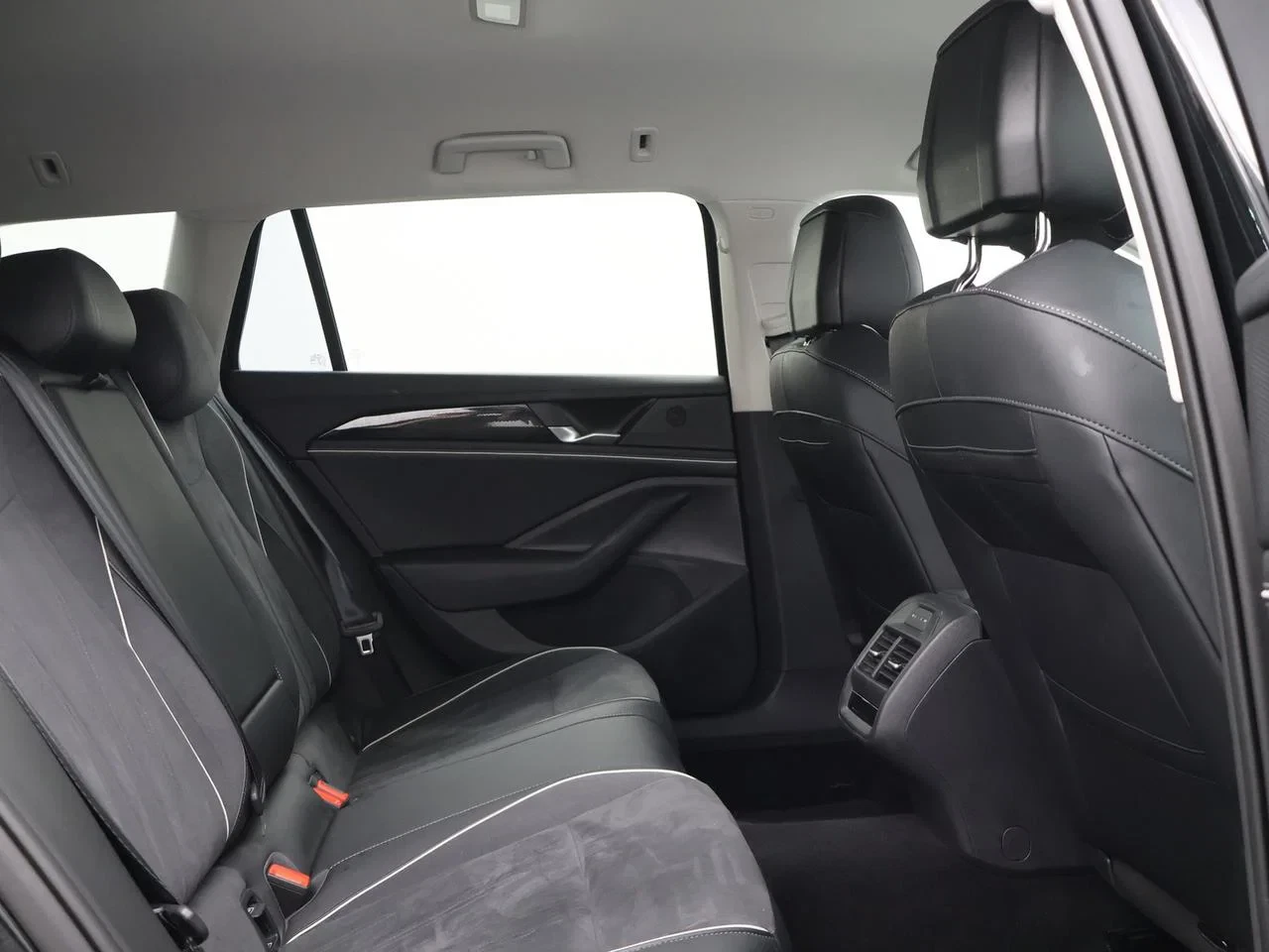 Volkswagen-Passat-image-23