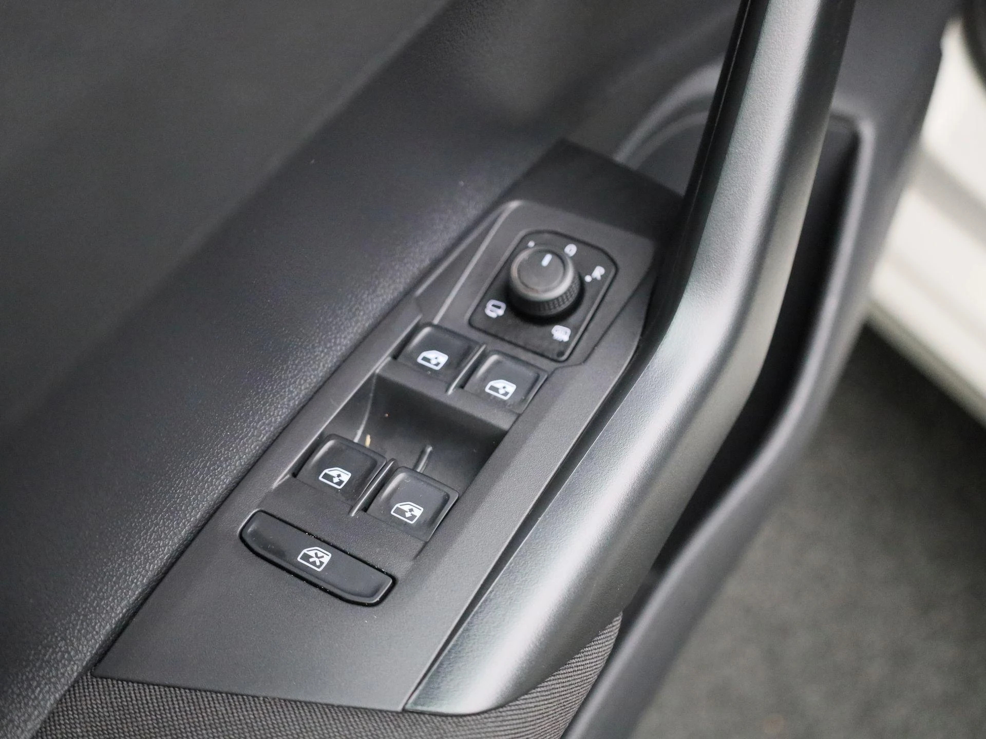 Volkswagen-Polo-image-18