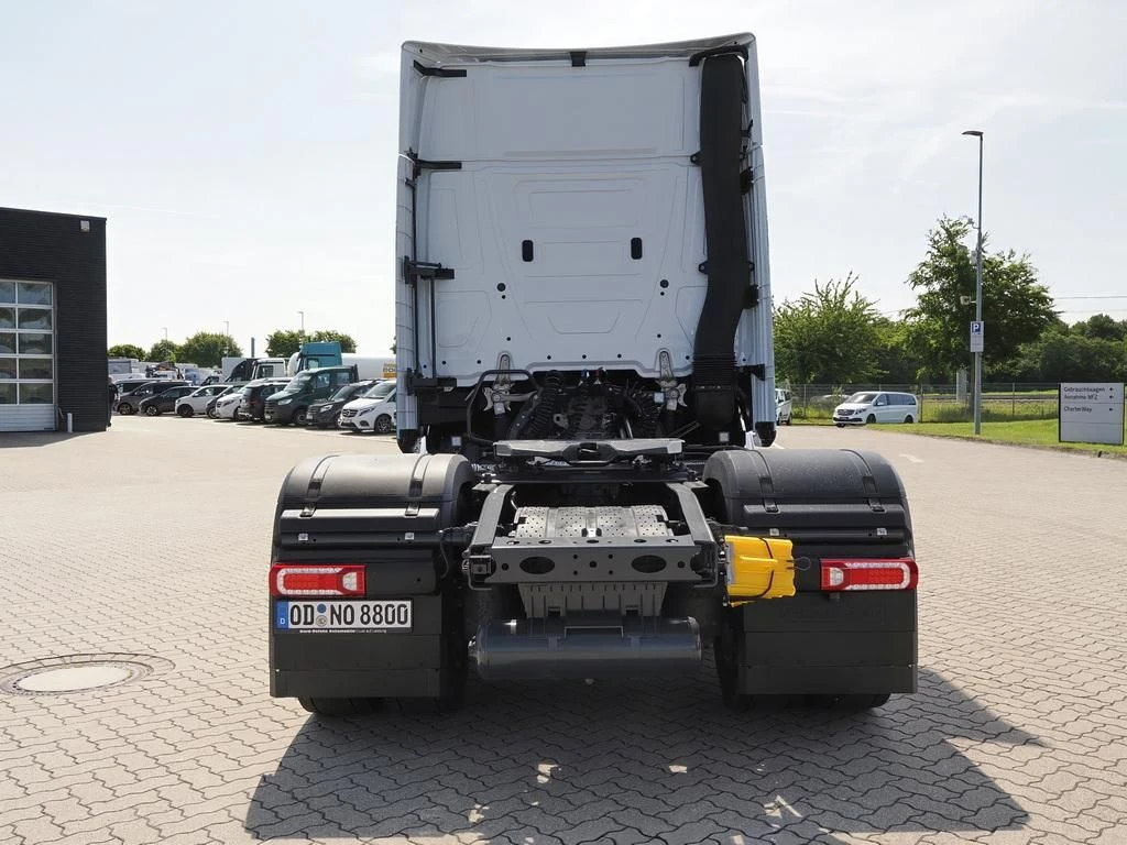 Mercedes-Benz-Actros-image-5