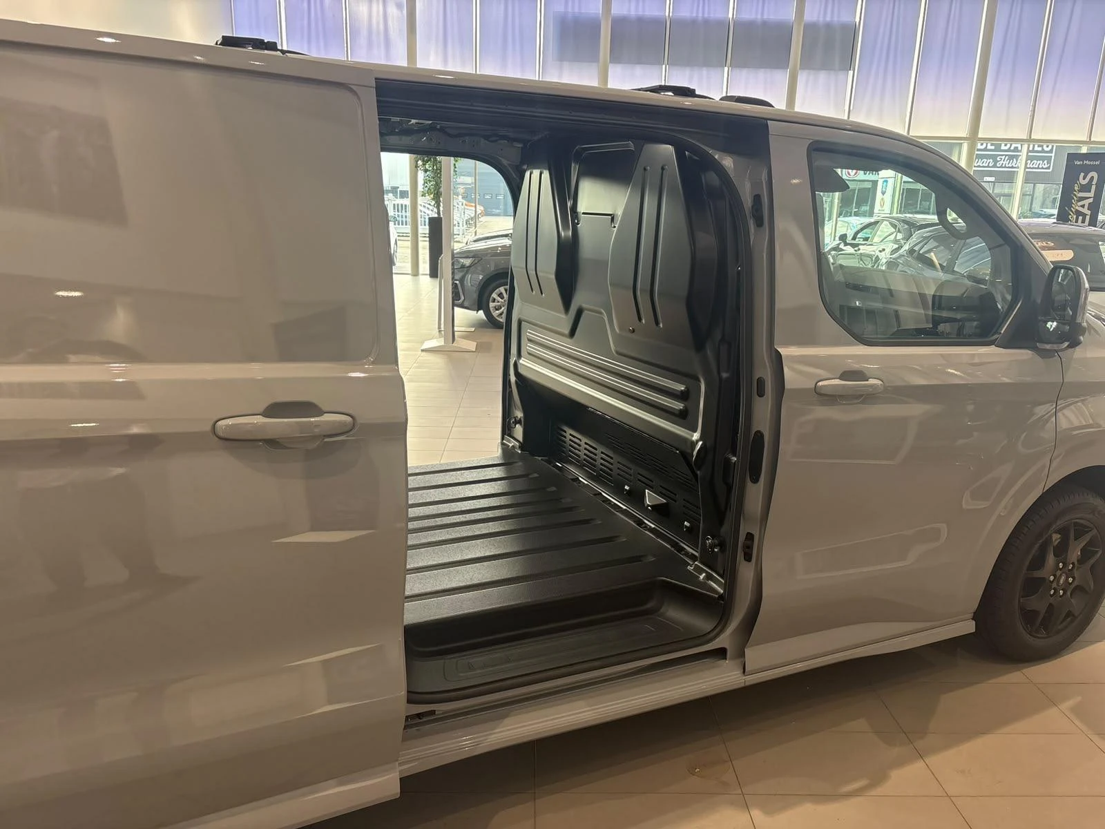 Ford-Transit Custom-image-2