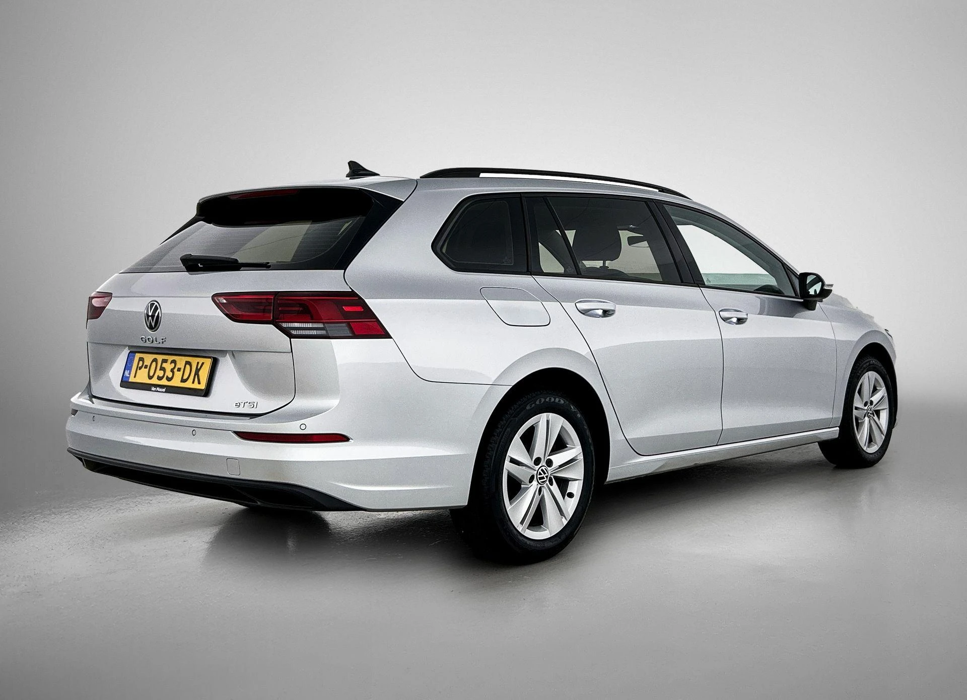 Volkswagen-Golf-image-3