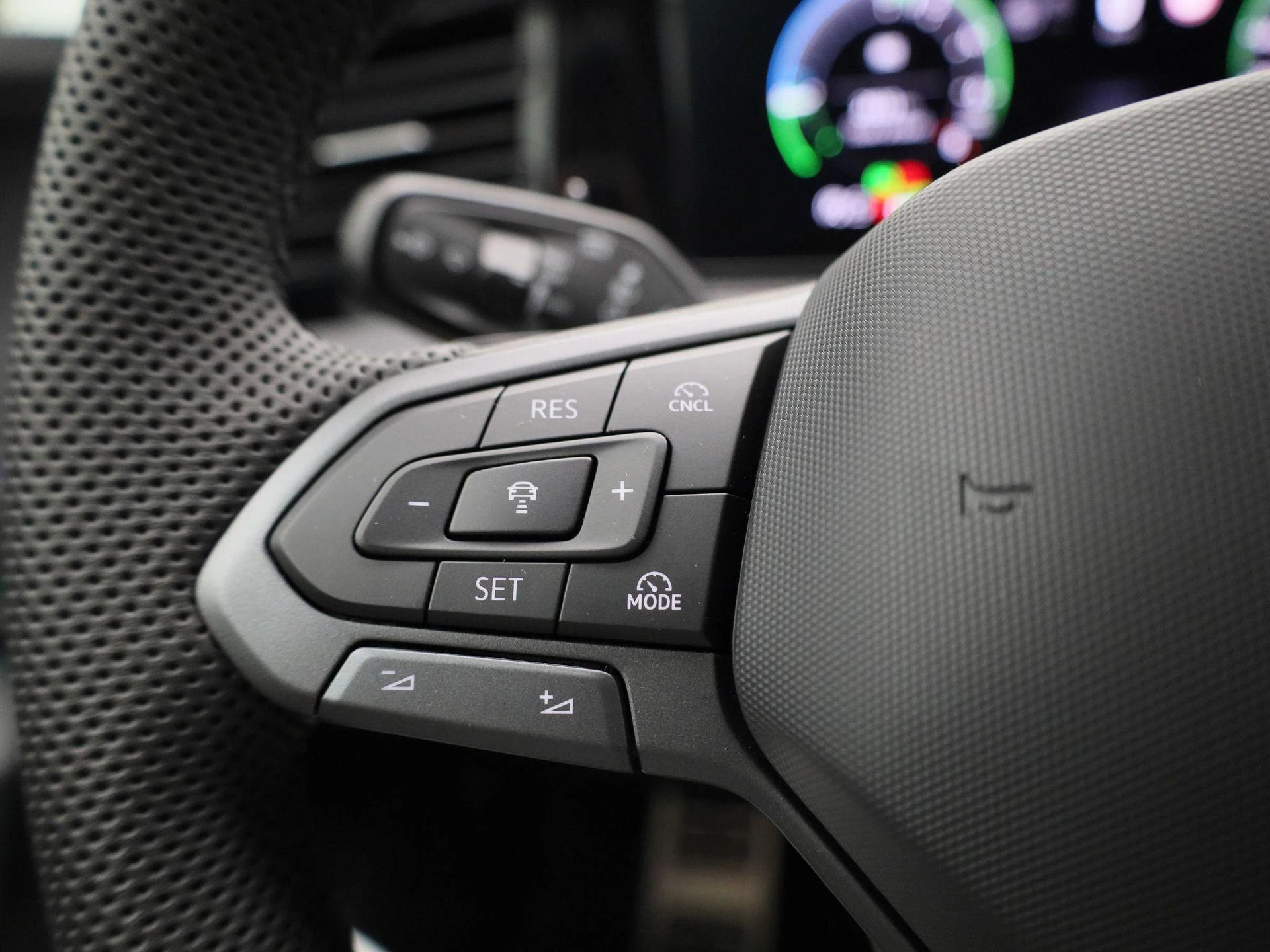 Volkswagen-Tiguan-image-17