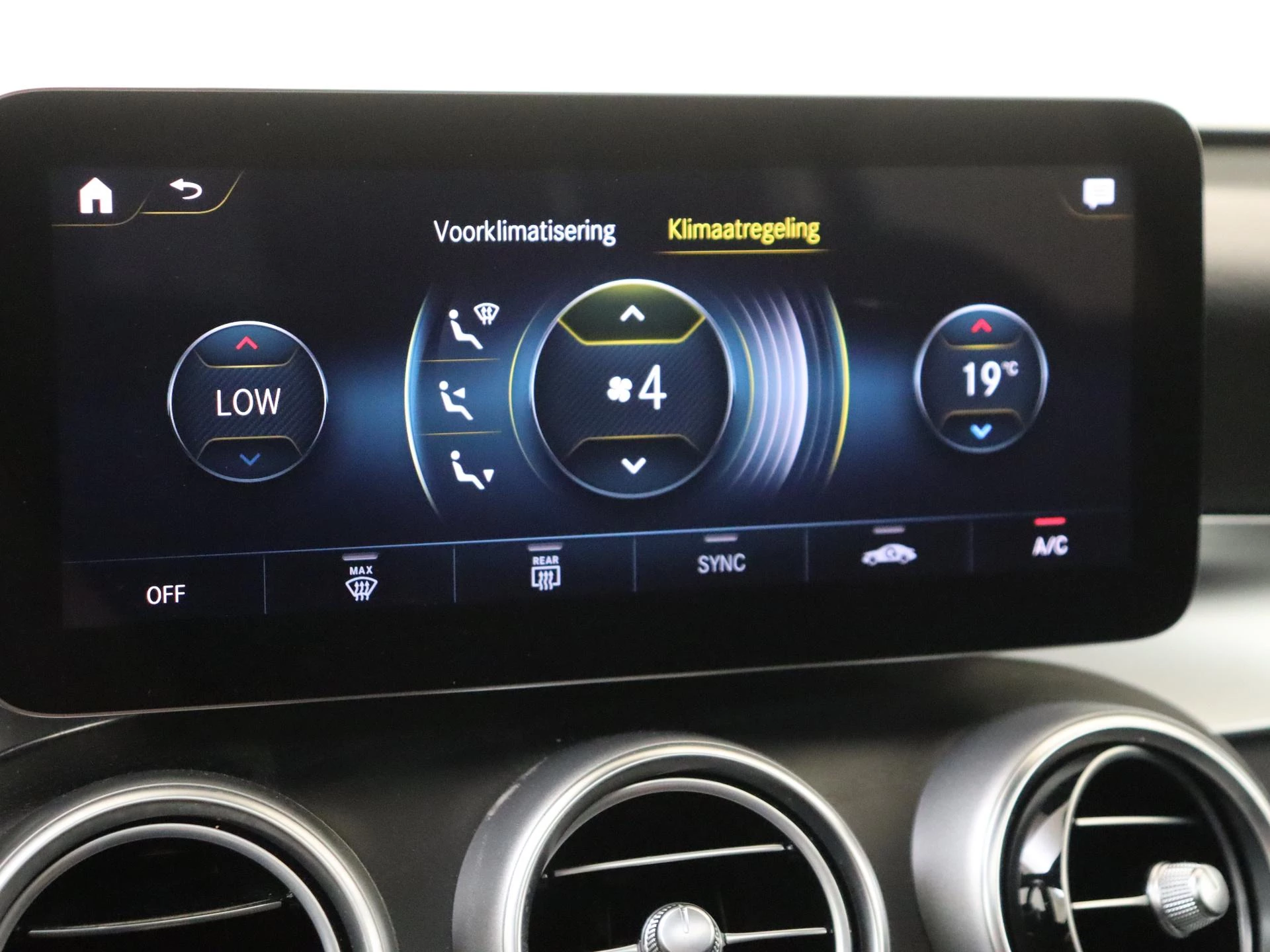 Mercedes-Benz-GLC-image-18