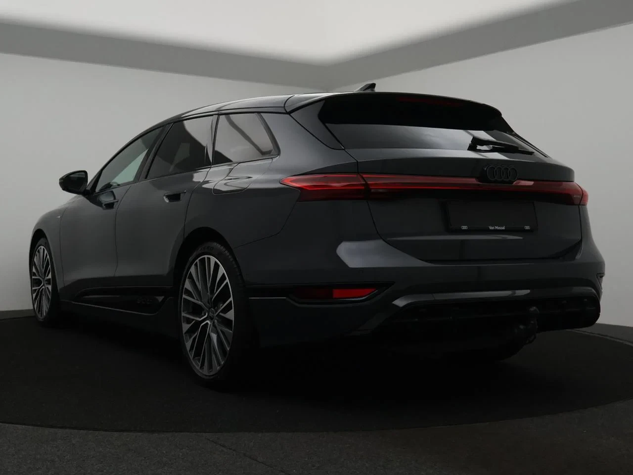 Audi-A6 Avant e-tron-image-1