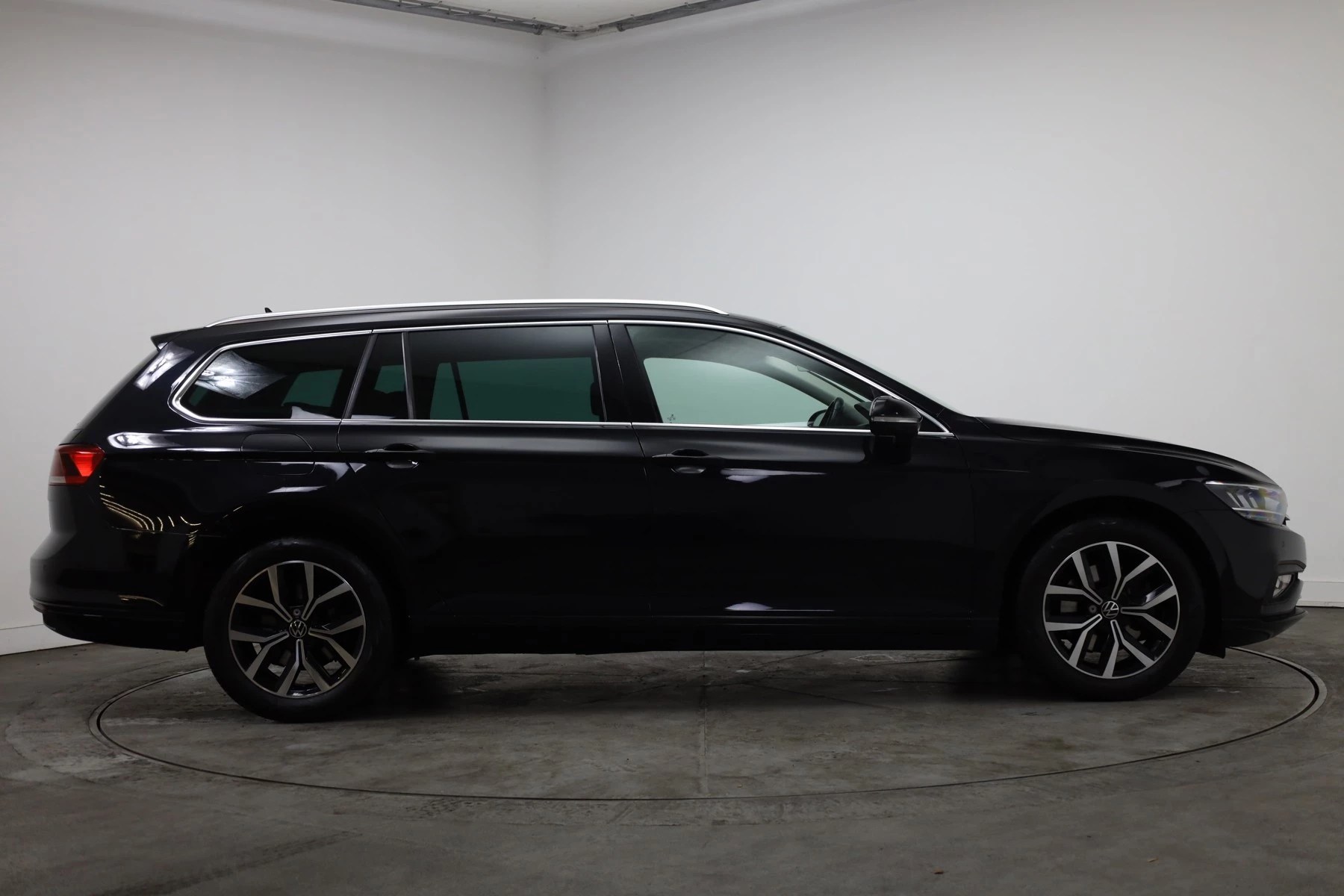 Volkswagen-Passat-image-3