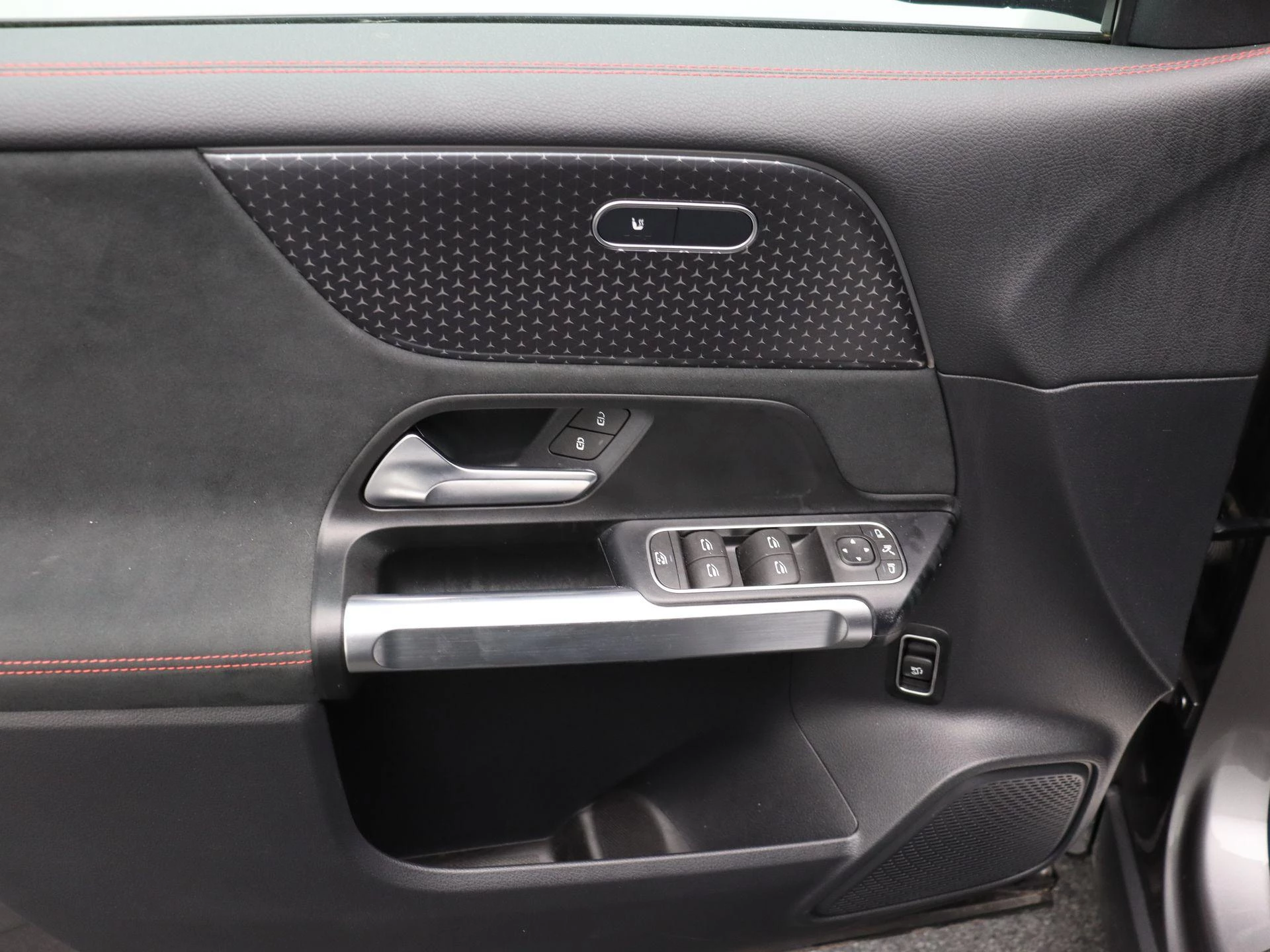 Mercedes-Benz-EQB-image-7