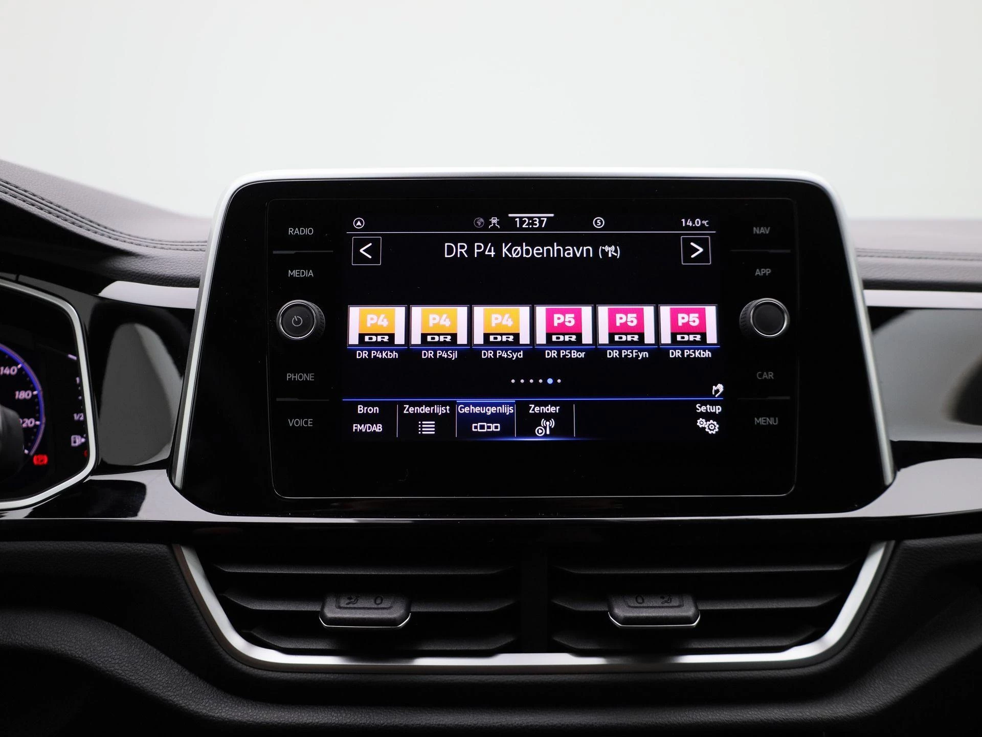 Volkswagen-T-Roc-image-16