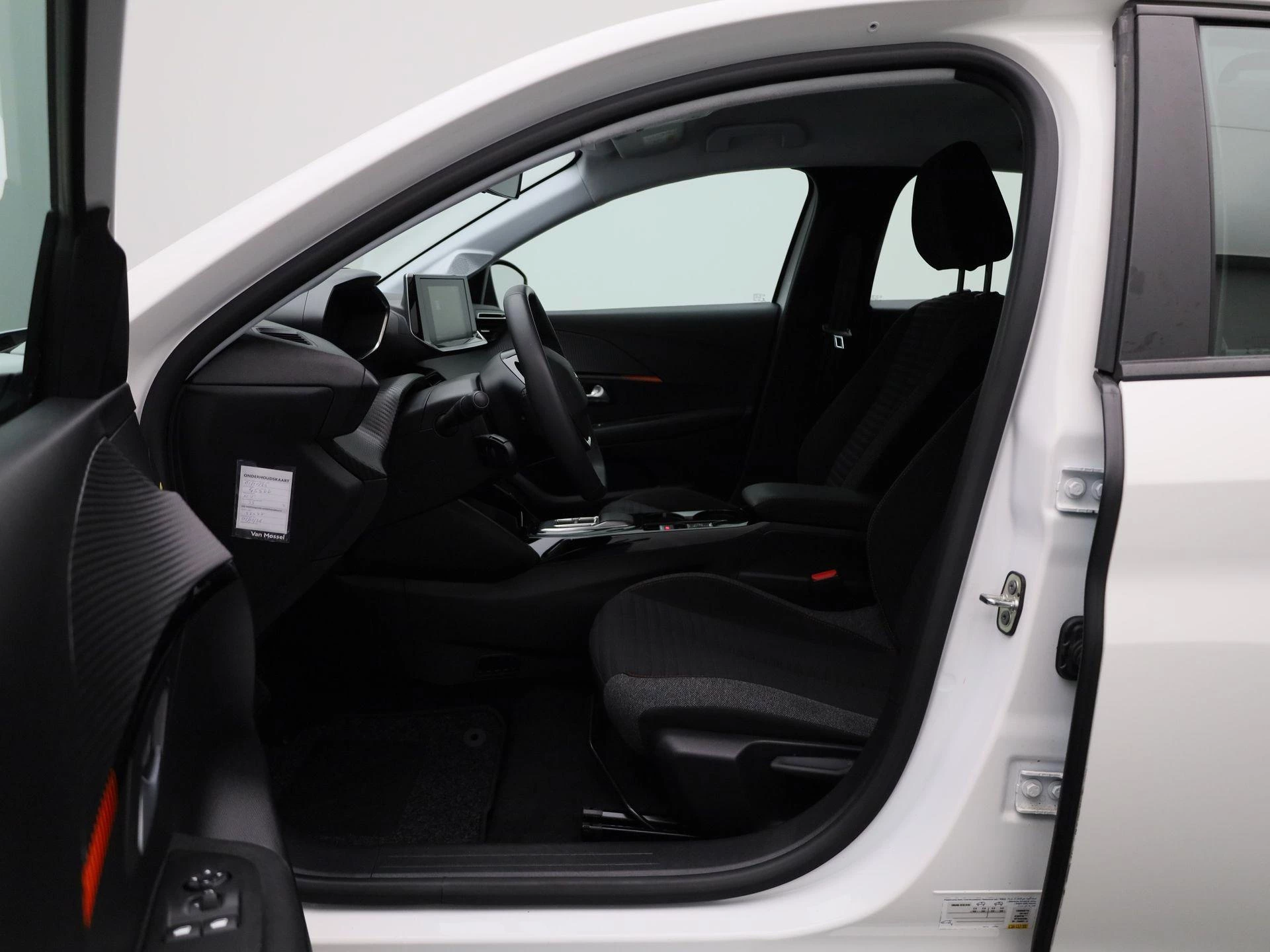 Peugeot-e-208-image-8