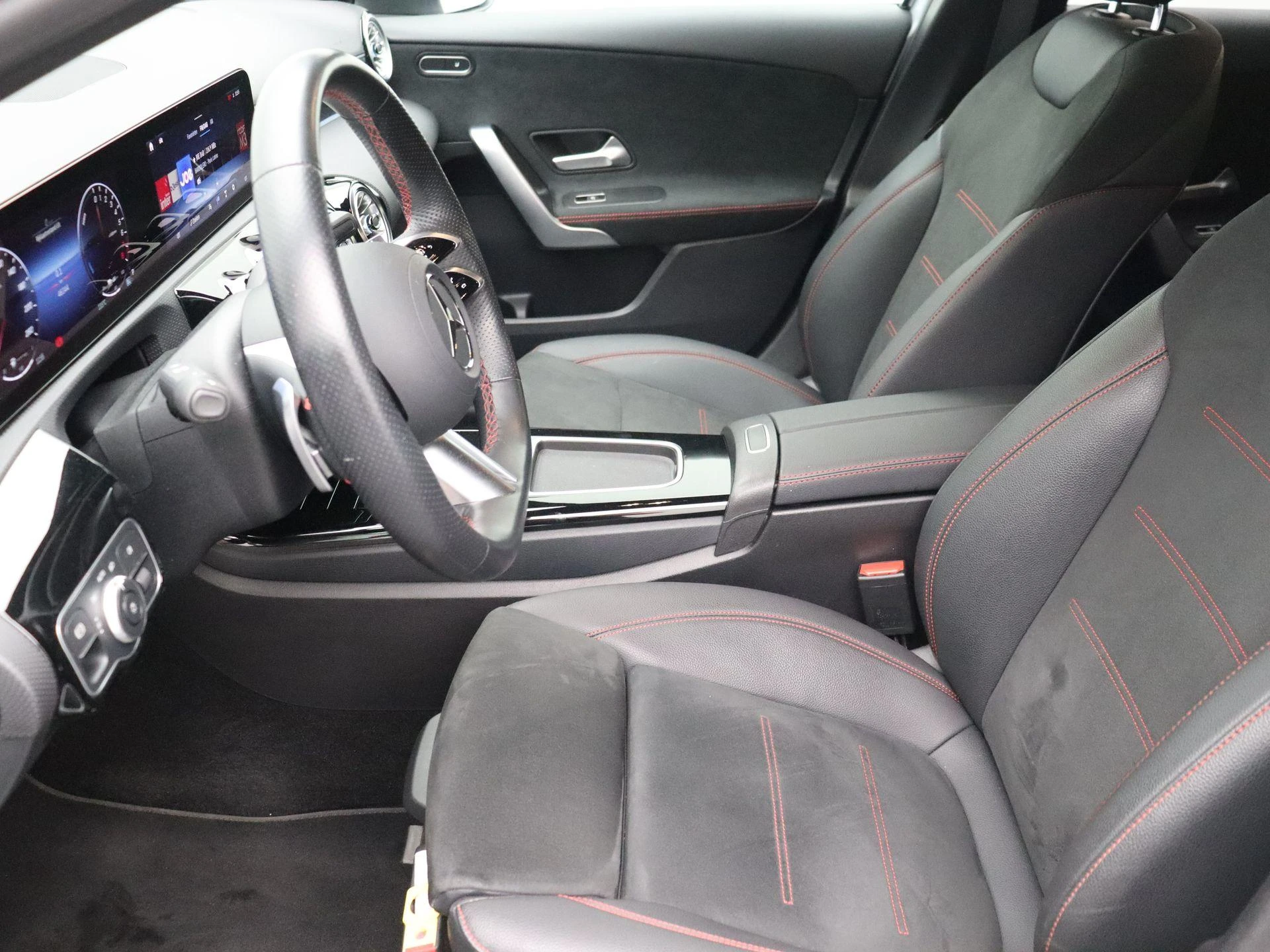 Mercedes-Benz A-Klasse 250 e AMG Line Limousine + TREKHAAK + CARPLAY + NIGHTPAKKET +