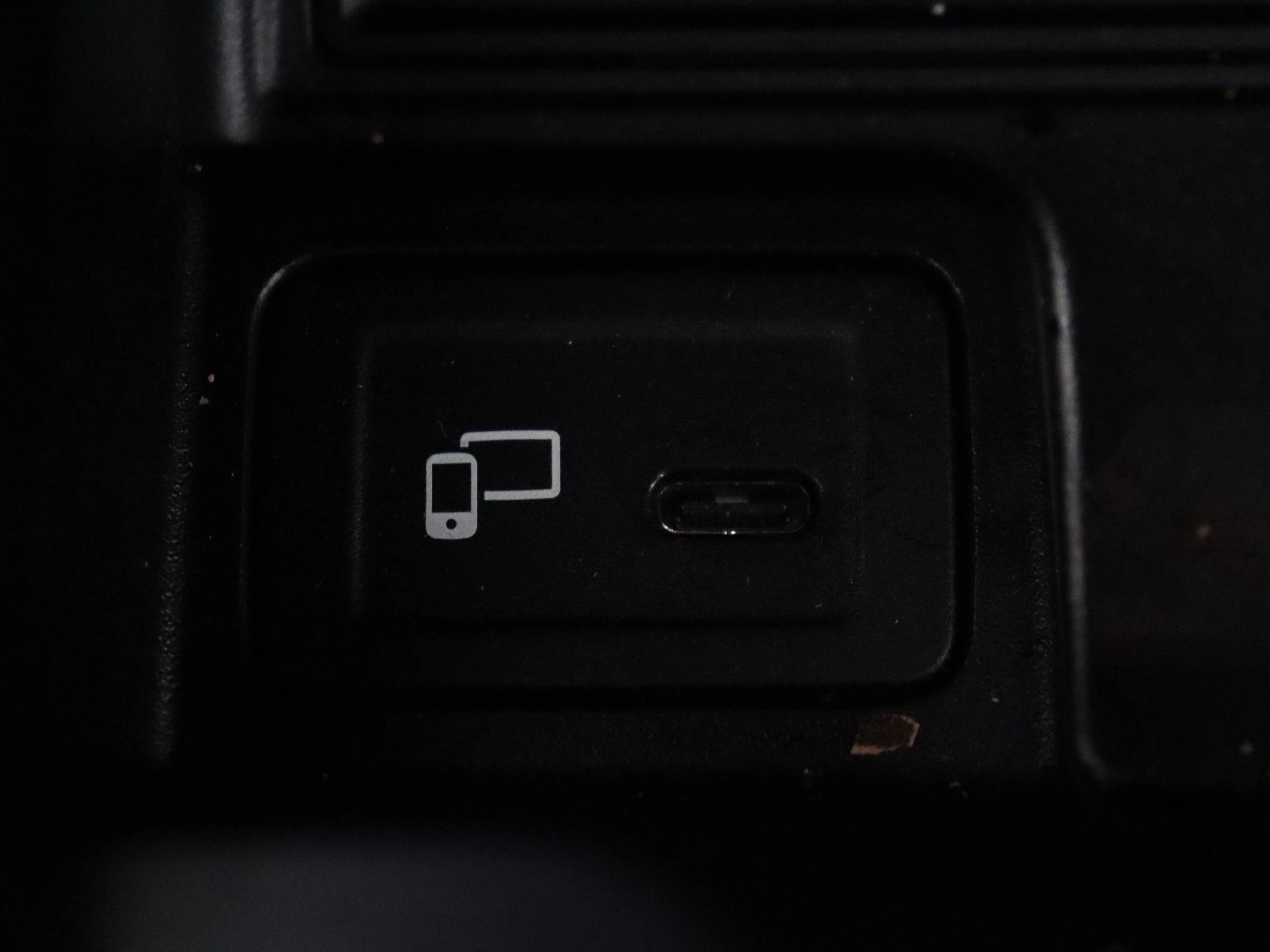 Mercedes-Benz-CLA-image-23