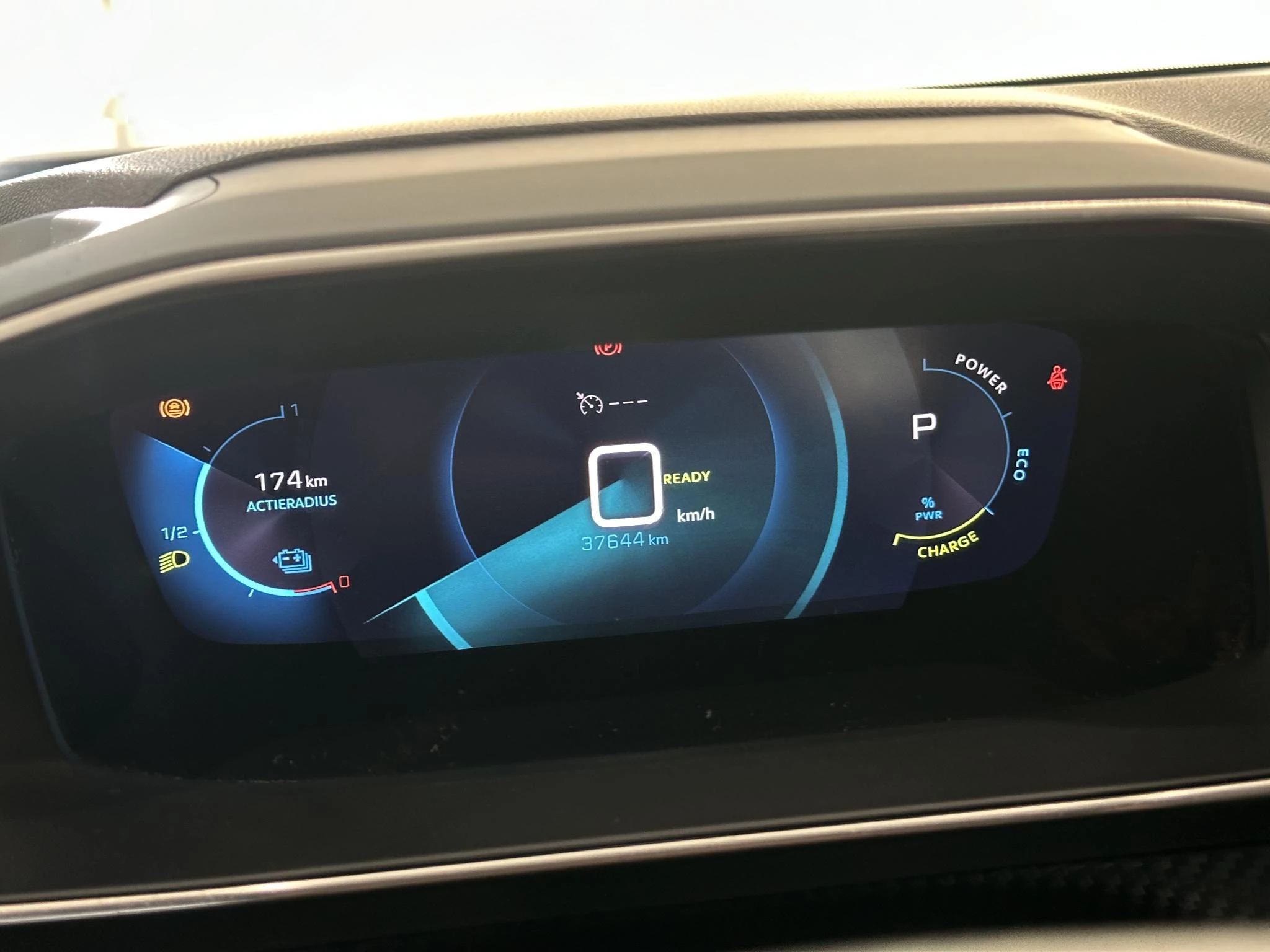 Peugeot-e-2008-image-12