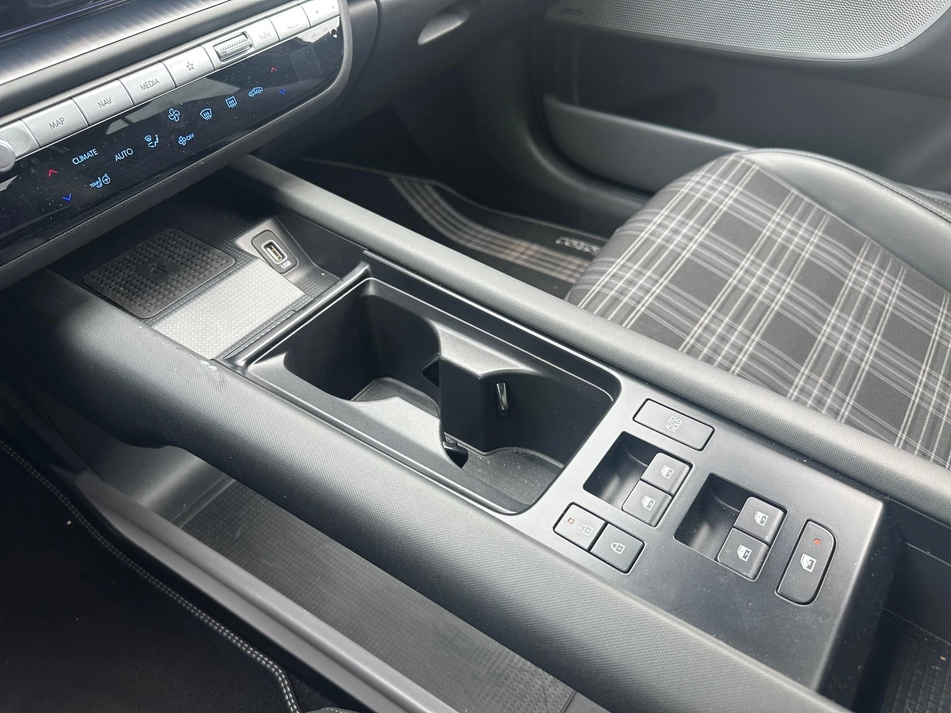 Hyundai-IONIQ 6-image-8