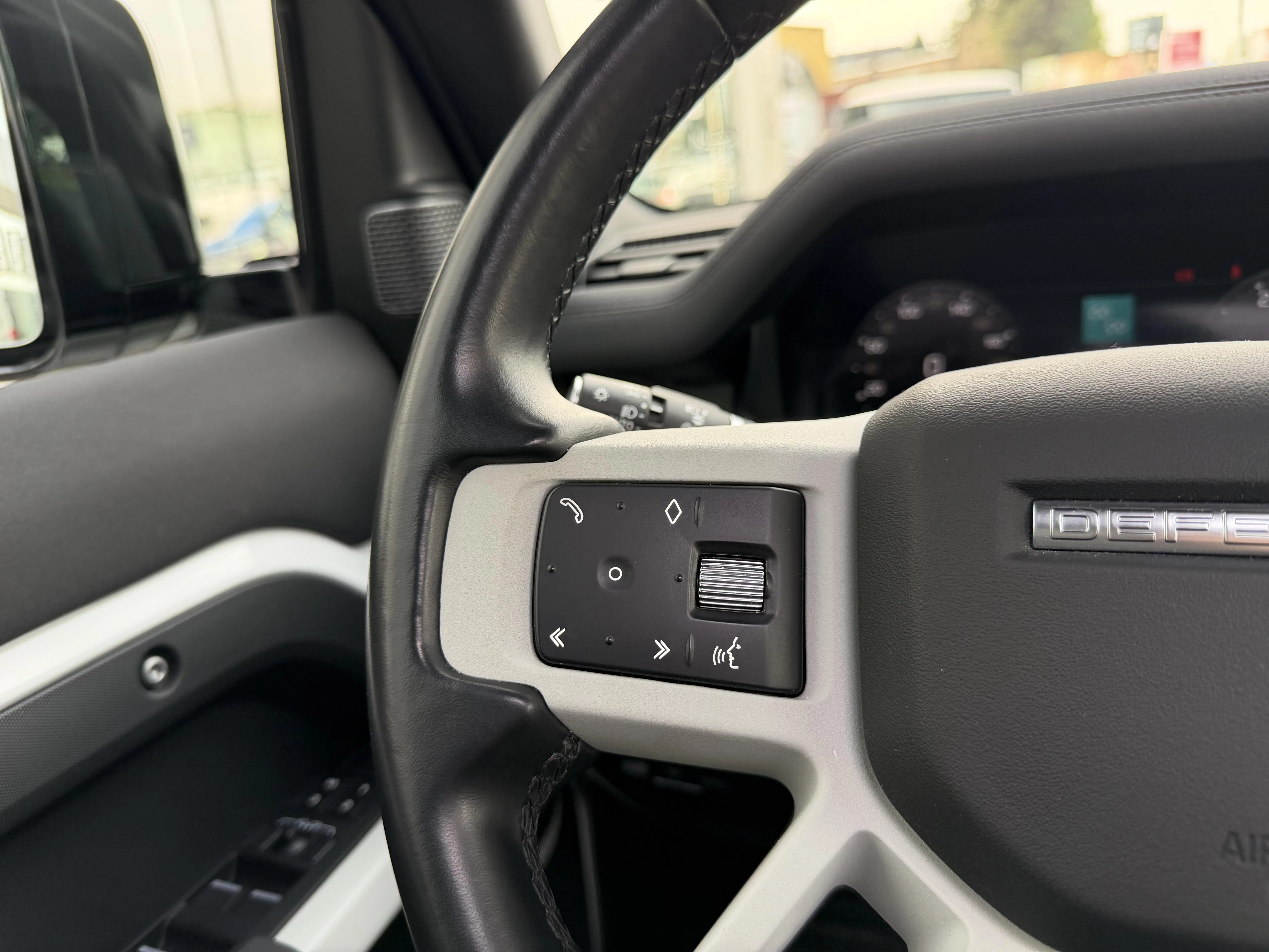 Land Rover Defender 110 D250 SE AWD