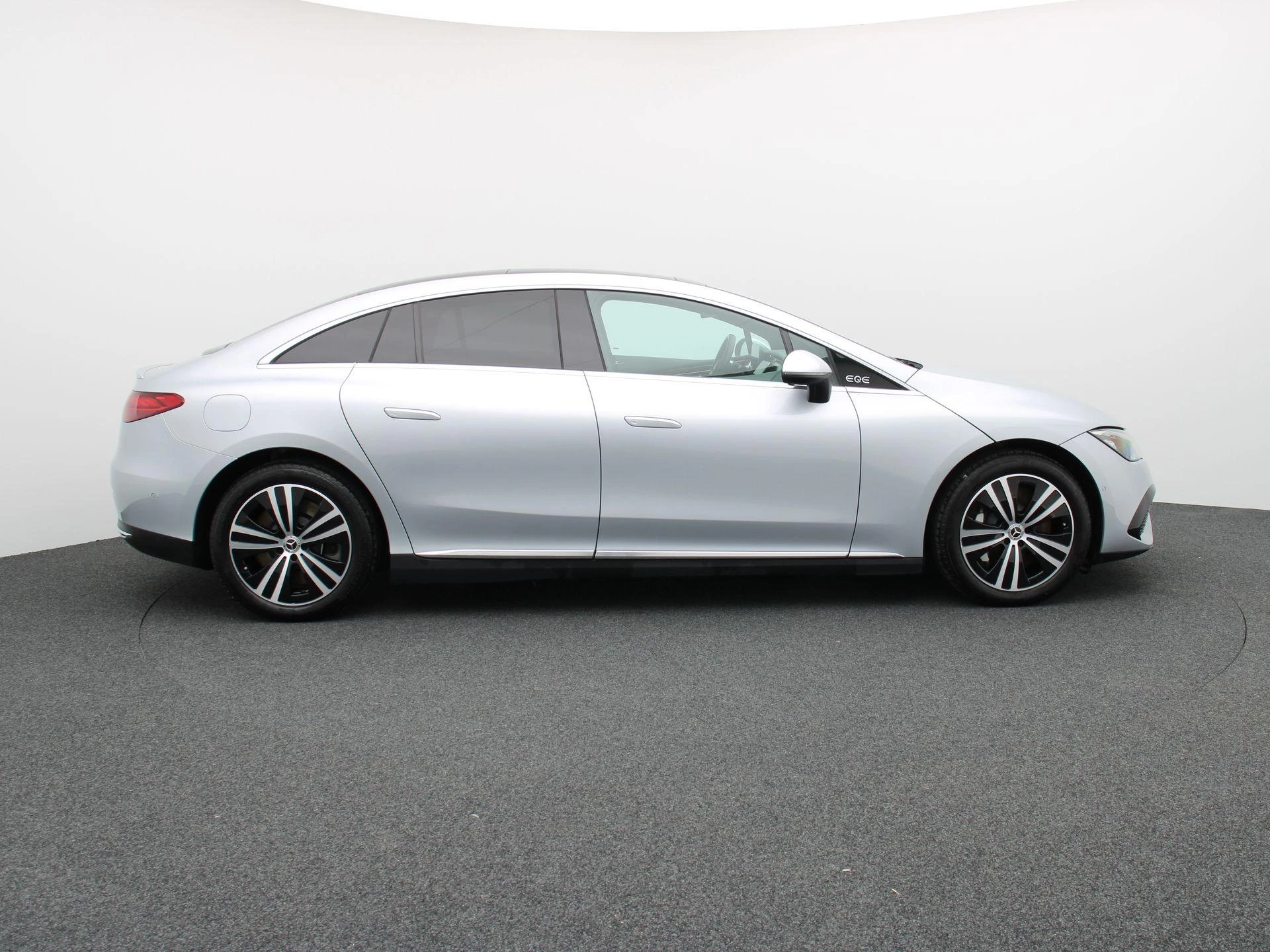 Mercedes-Benz EQE 300 Business Line + LEDER + PANORAMISCH DAK + CARPLAY +