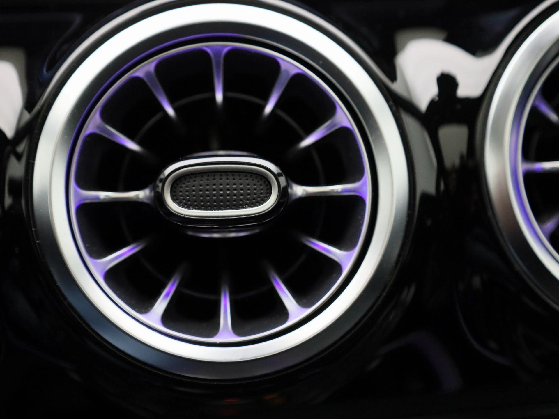 Mercedes-Benz-GLA-image-29