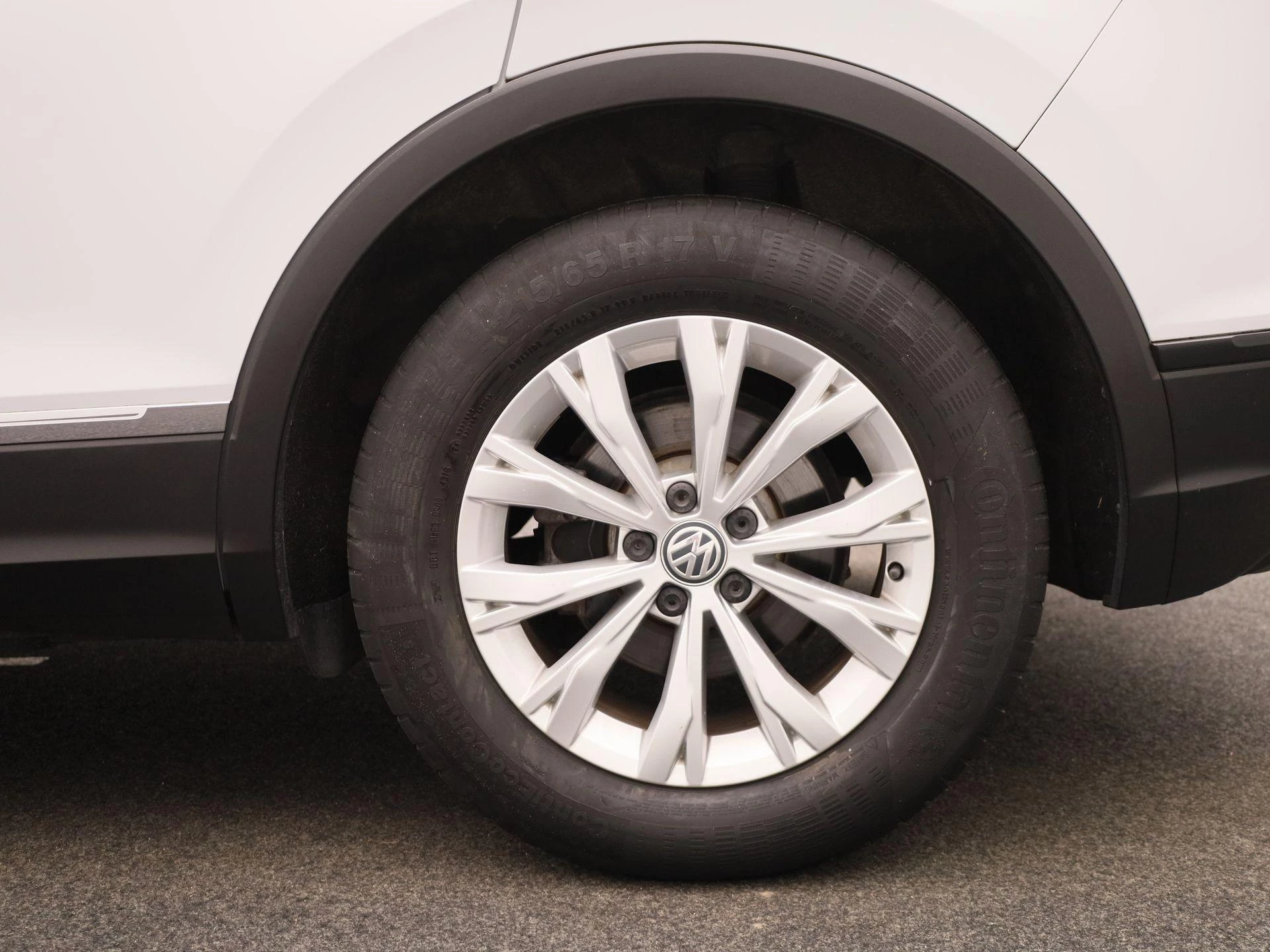 Volkswagen-Tiguan-image-12