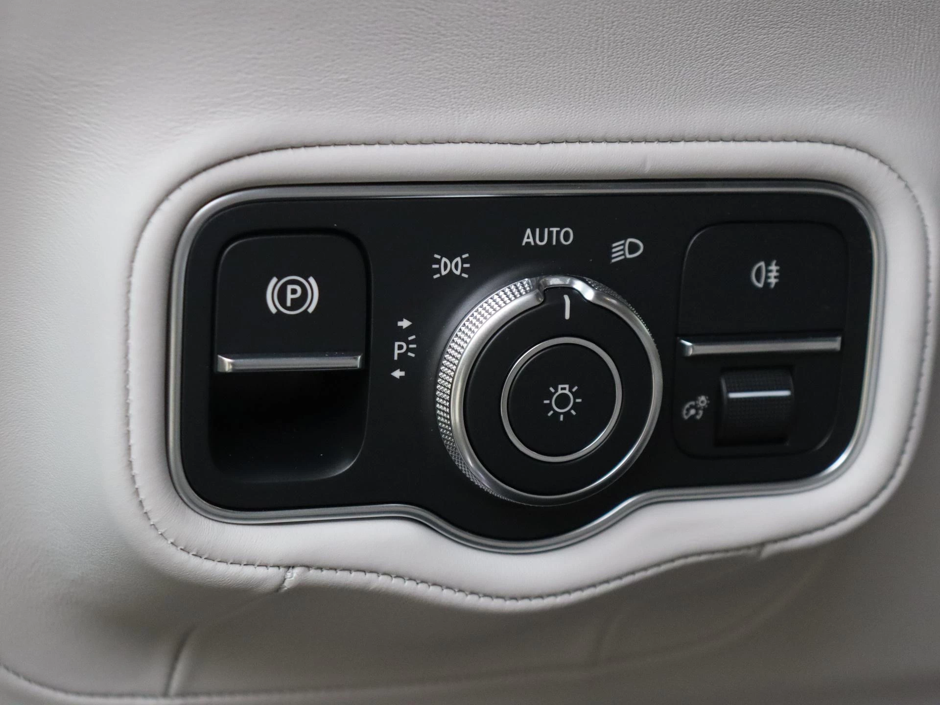 Mercedes-Benz-G-Klasse-image-28