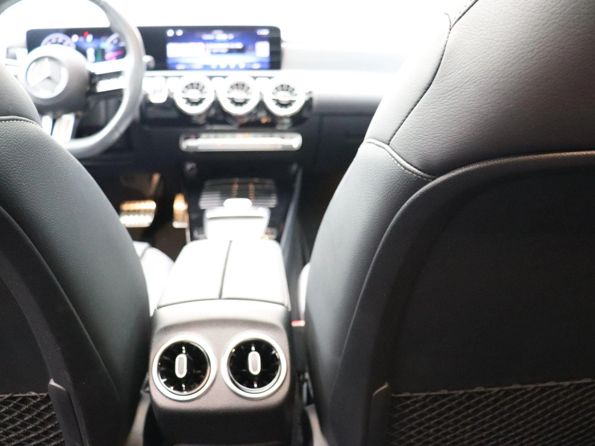 Mercedes-Benz-CLA-image-23
