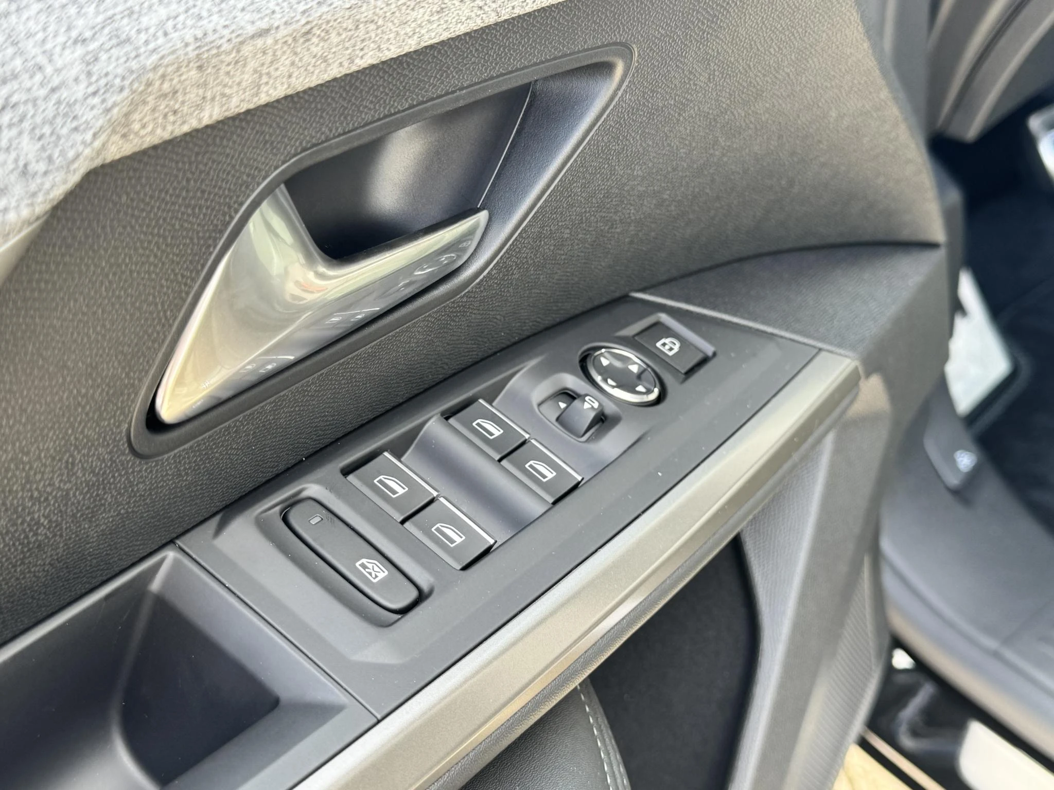 Peugeot-e-5008-image-12