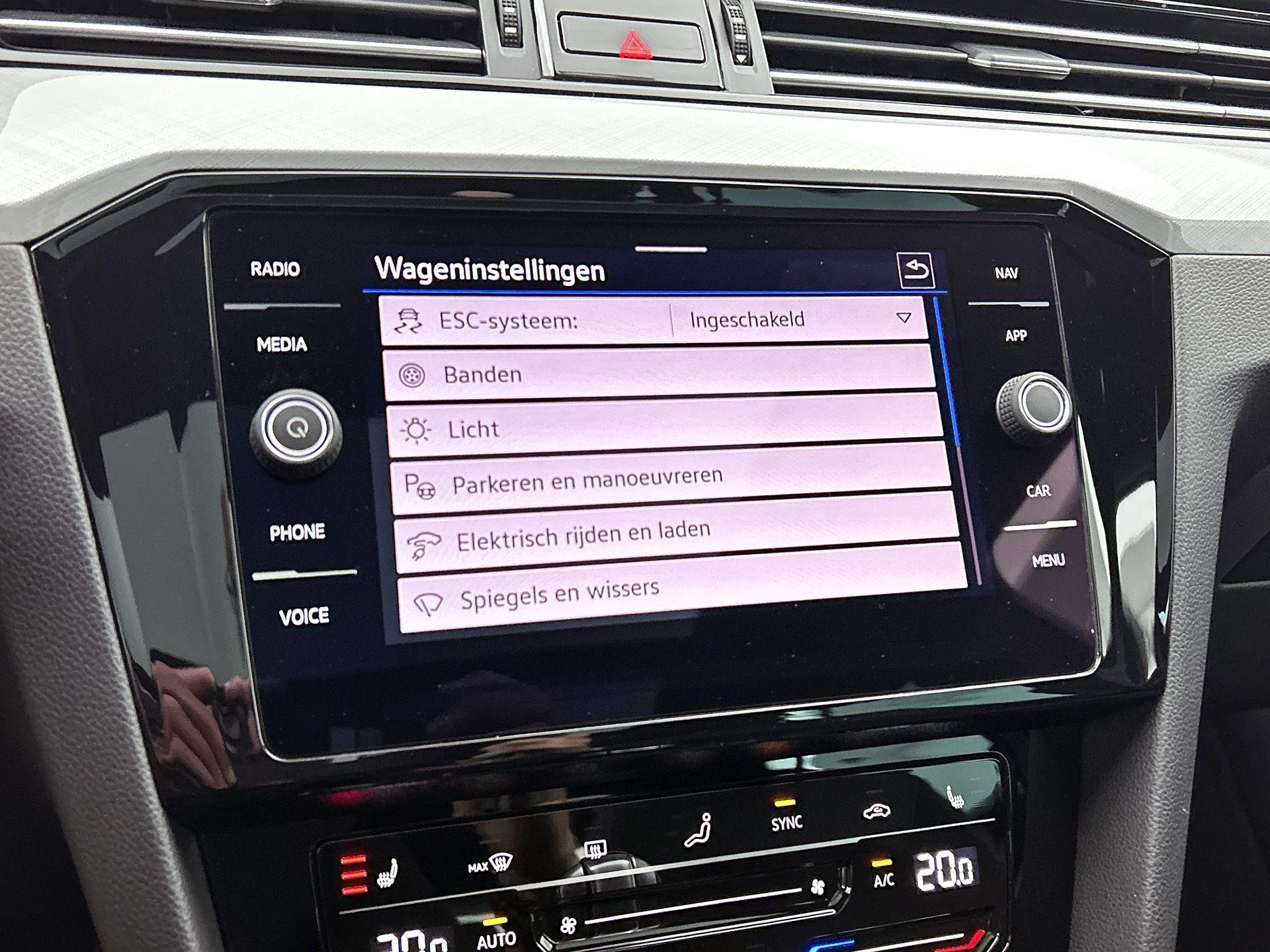 Volkswagen-Passat-image-15