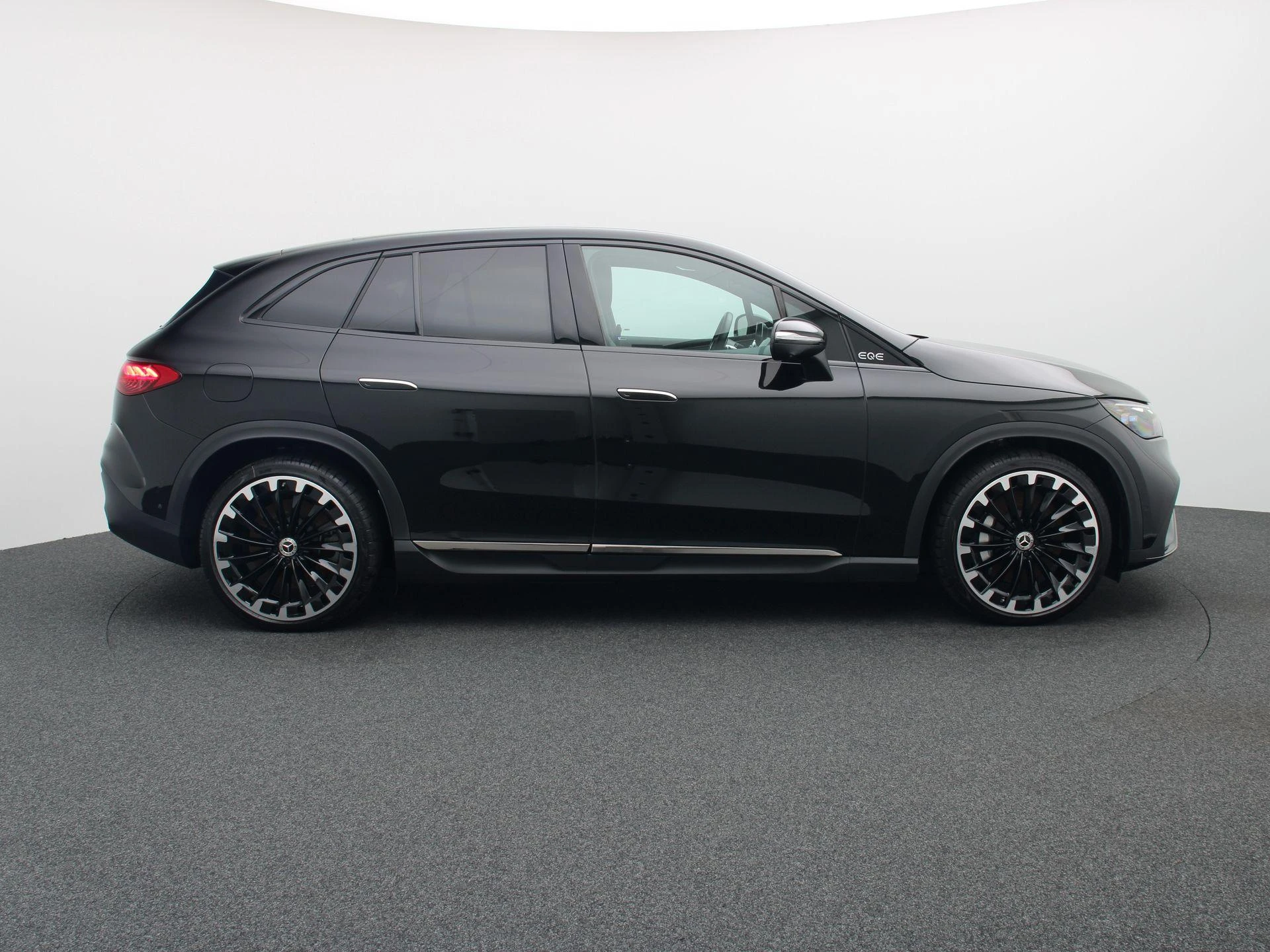 Mercedes-Benz-EQE-image-5