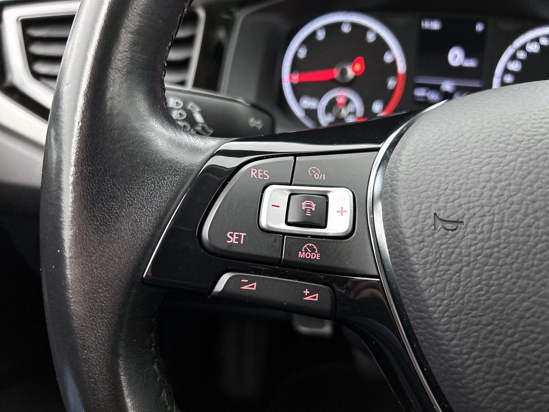 Volkswagen-Polo-image-5