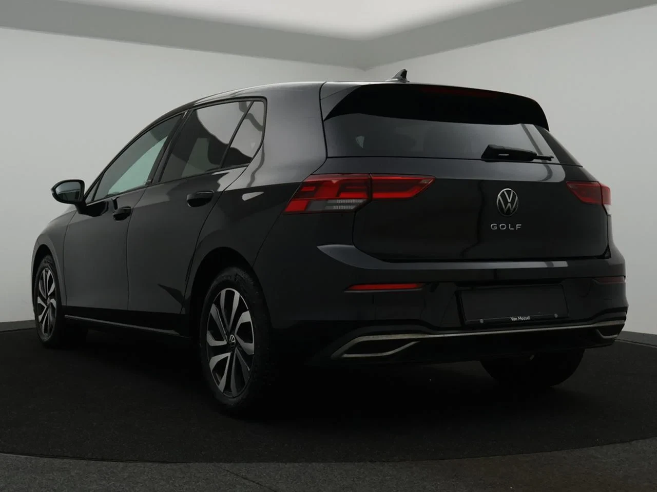 Volkswagen-Golf-image-1