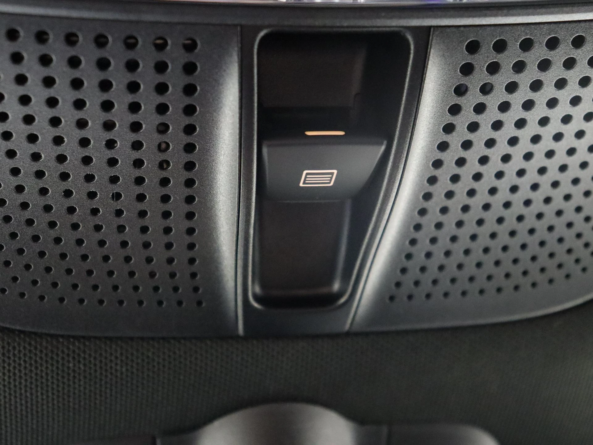 Mercedes-Benz-EQC-image-23