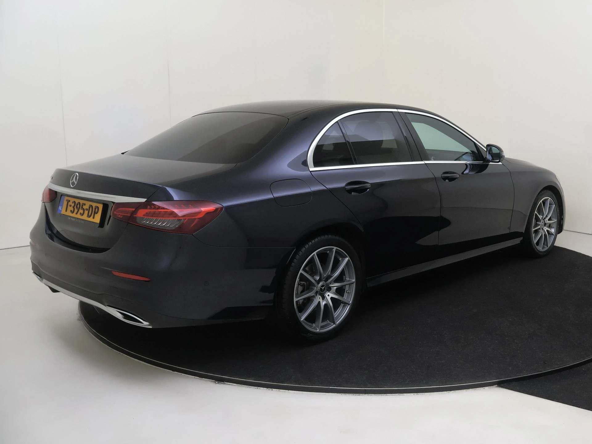 Mercedes-Benz-E-Klasse-image-3