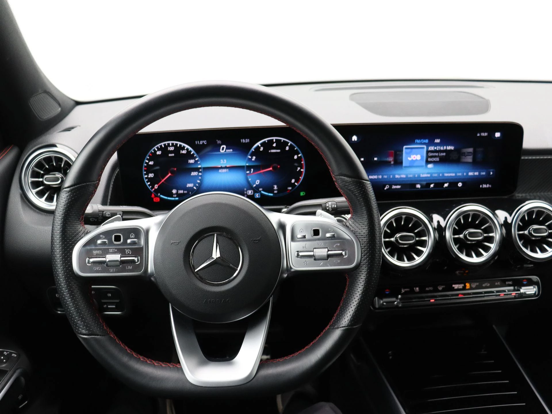 Mercedes-Benz GLB 200 AMG LINE + PANORAMISCH DAK + CARPLAY + CAMERA +