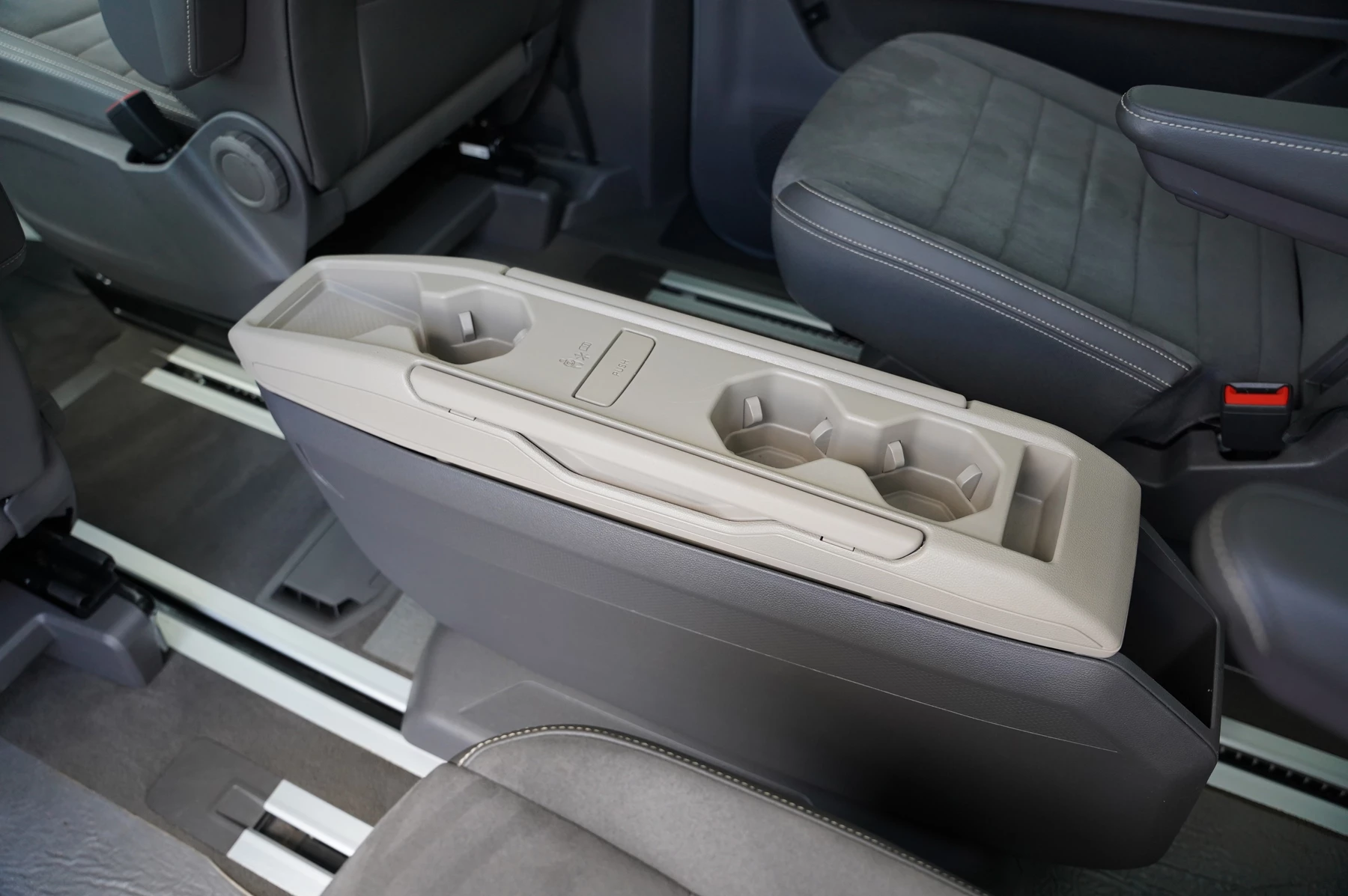 Volkswagen-Multivan-image-26