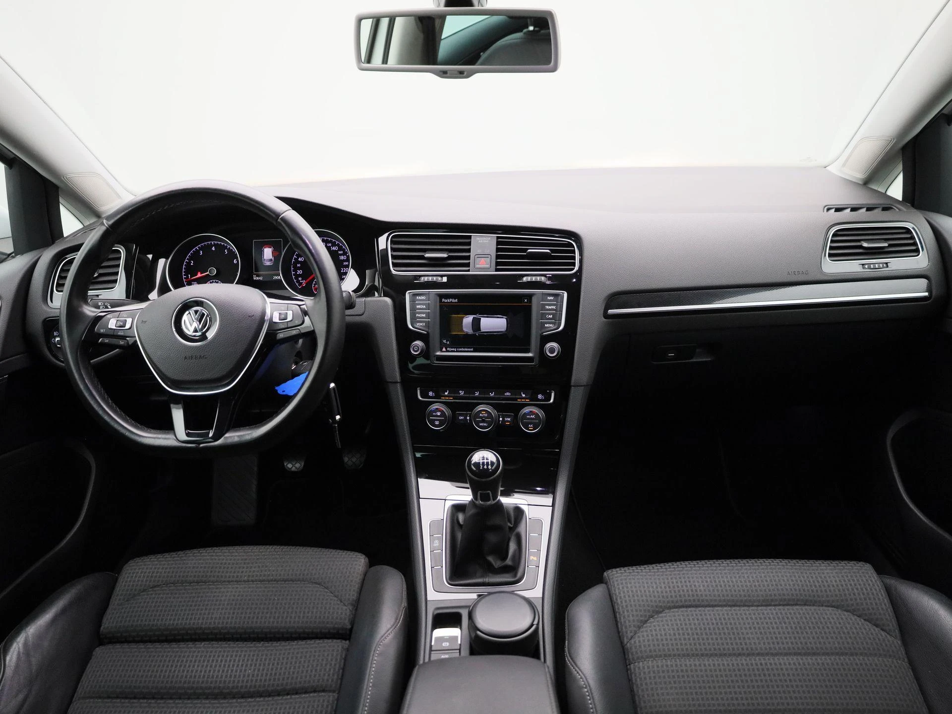 Volkswagen-Golf-image-32