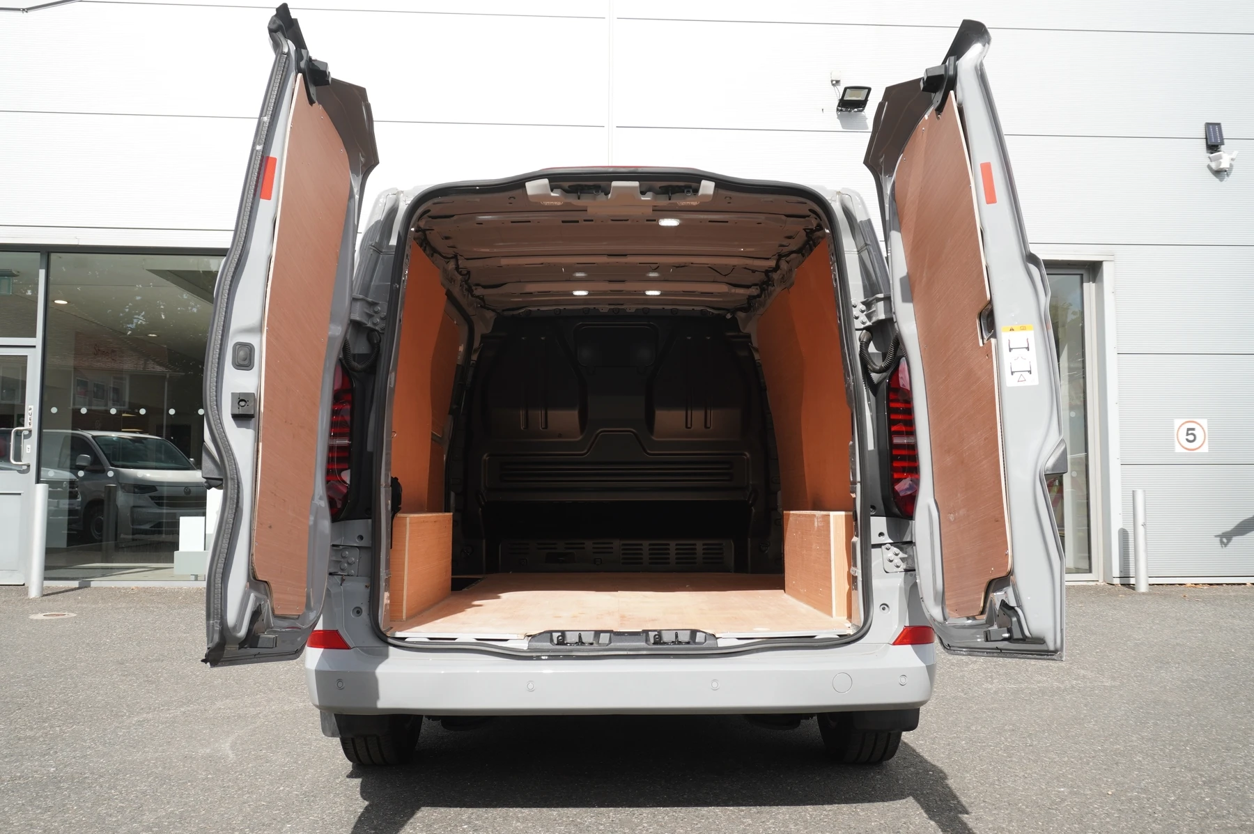Volkswagen-Transporter-image-19