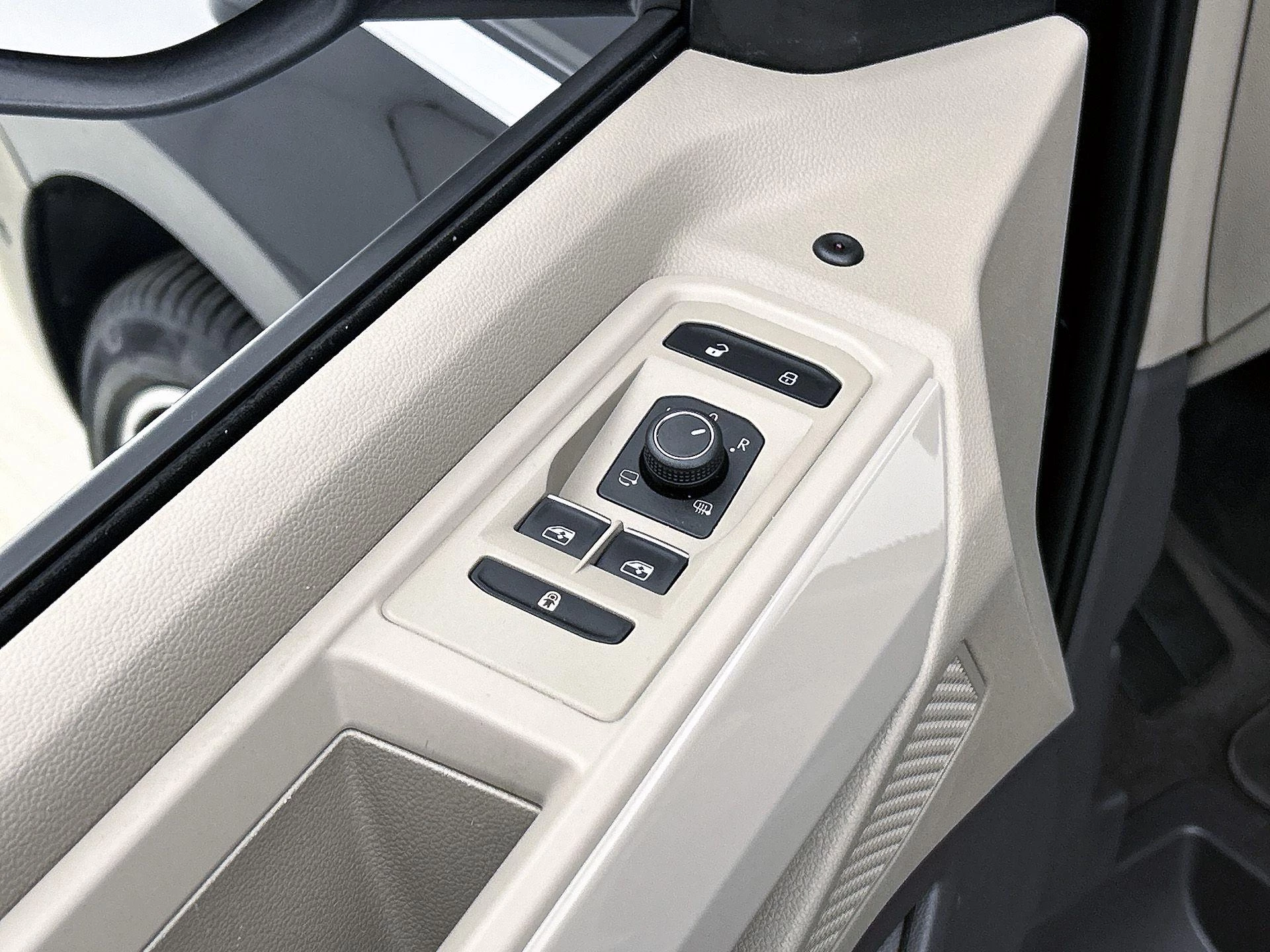 Volkswagen-Multivan-image-32