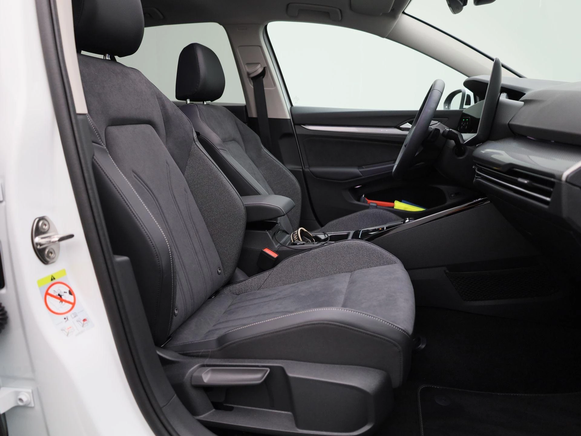 Volkswagen-Golf-image-34