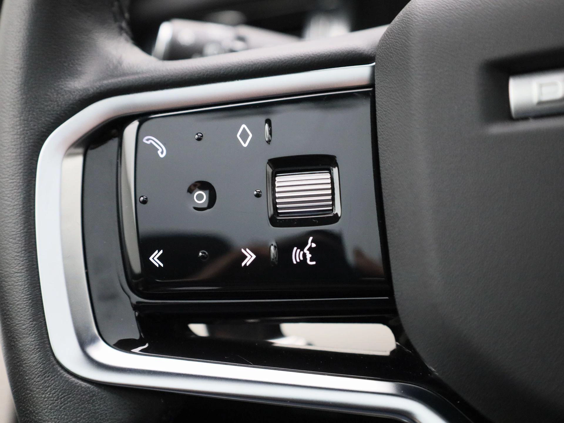 Land Rover-Discovery Sport-image-18